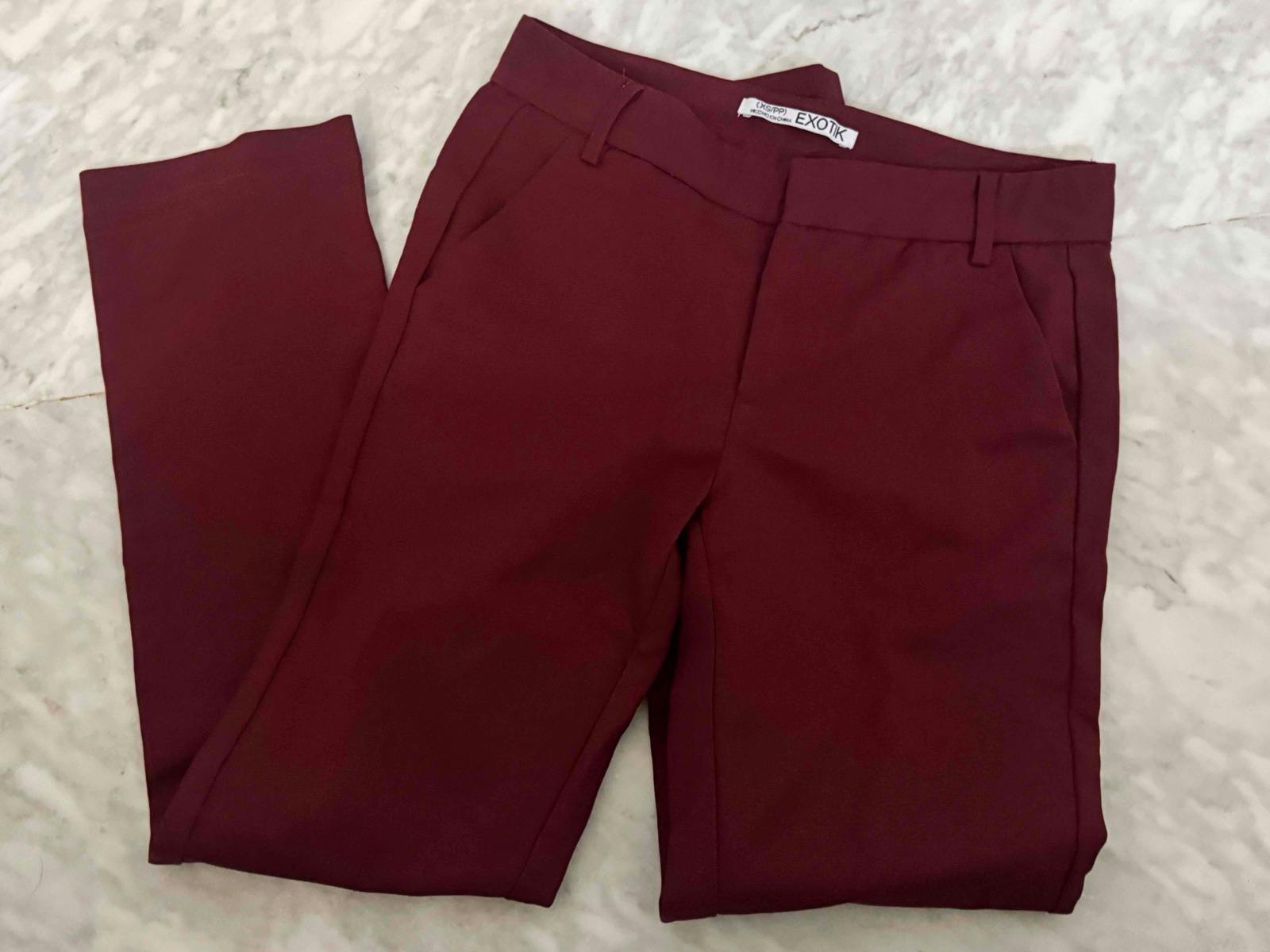 Pantalón burdeos Exotik talla XS/PP, foto 1 de 2