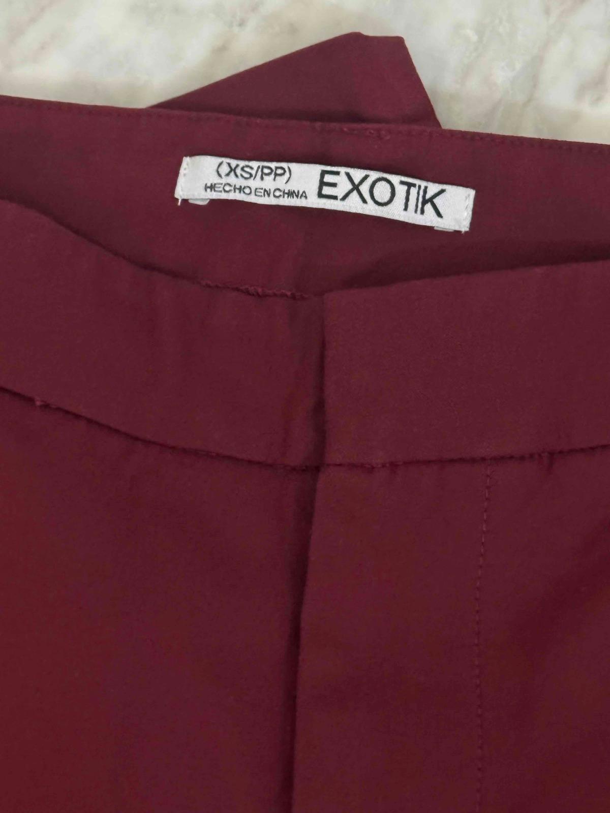Pantalón burdeos Exotik talla XS/PP, foto 2 de 2