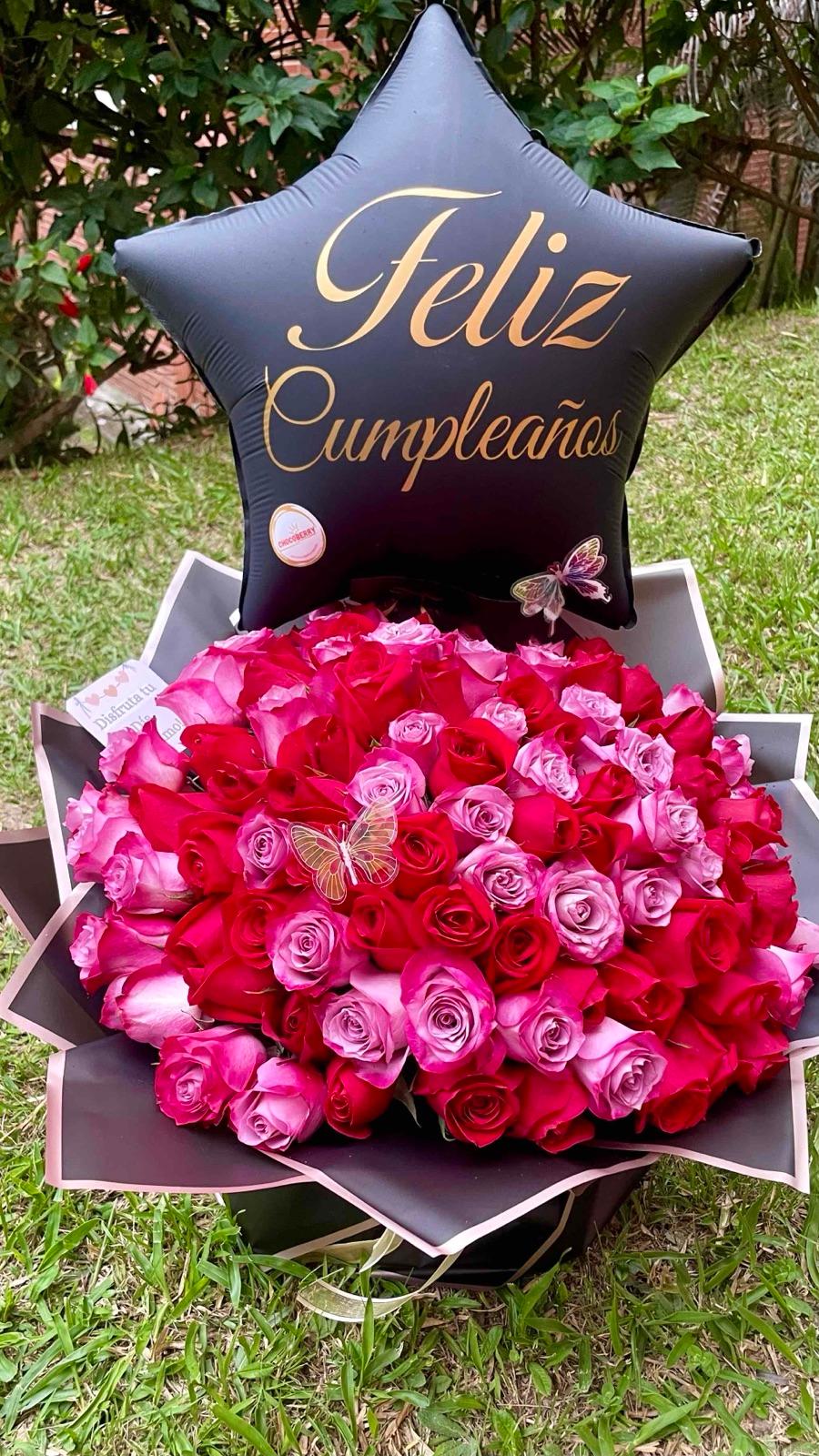 Arreglo Floral de Rosas con Globo de Feliz Cumpleaños, foto 2 de 4