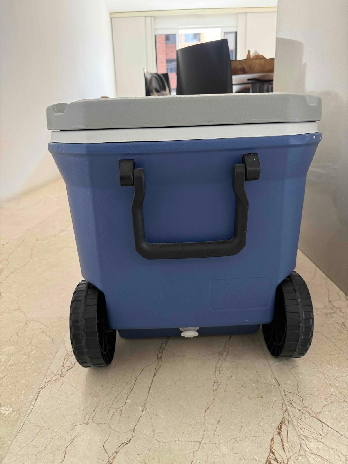 Glaciar Coleman Classic 100 Qt Con Ruedas Azul Y Gris, foto 3 de 6