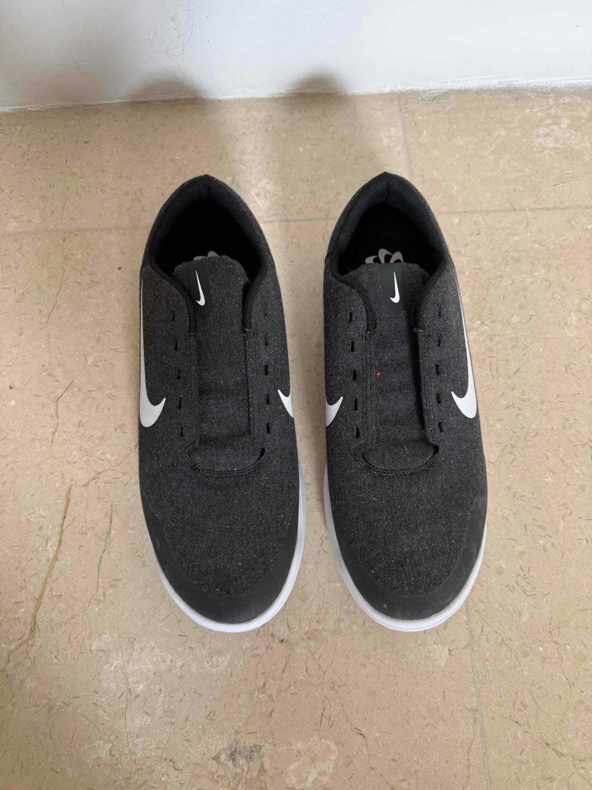 Zapatos Nike Negros y Blancos, foto 2 de 5