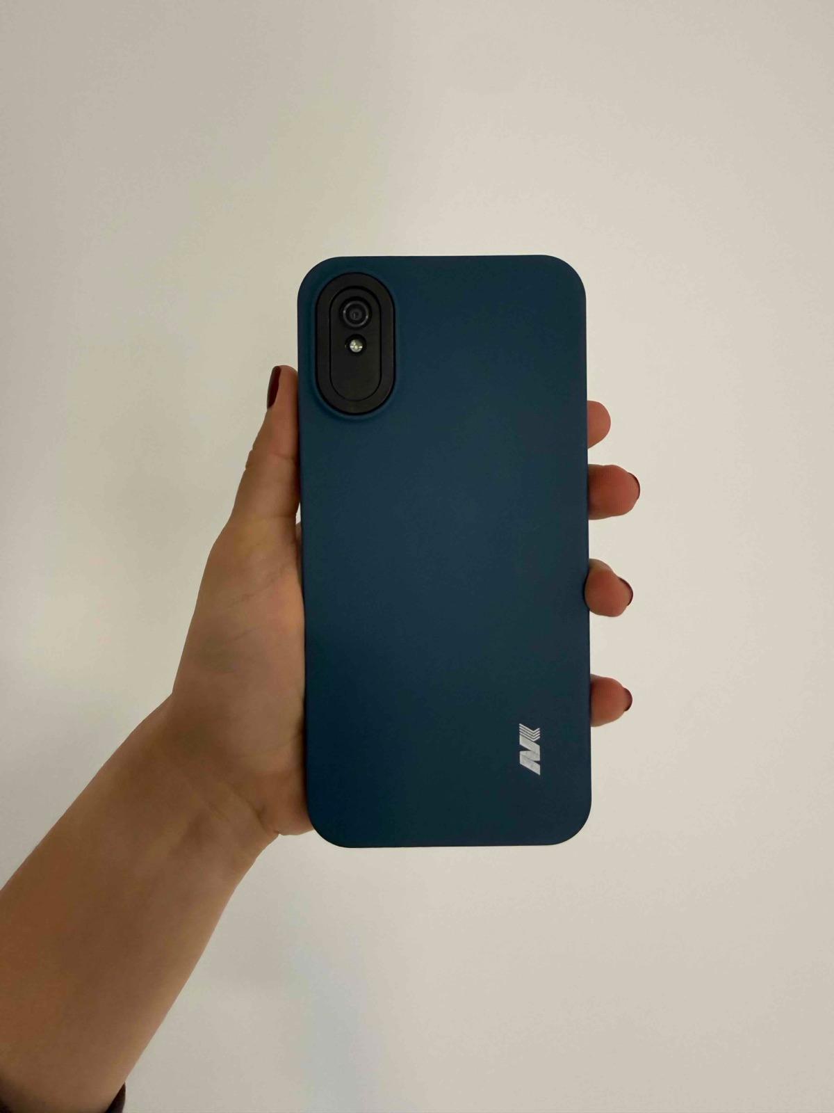 Smartphone Redmi Negro con Funda Azul, foto 3 de 4