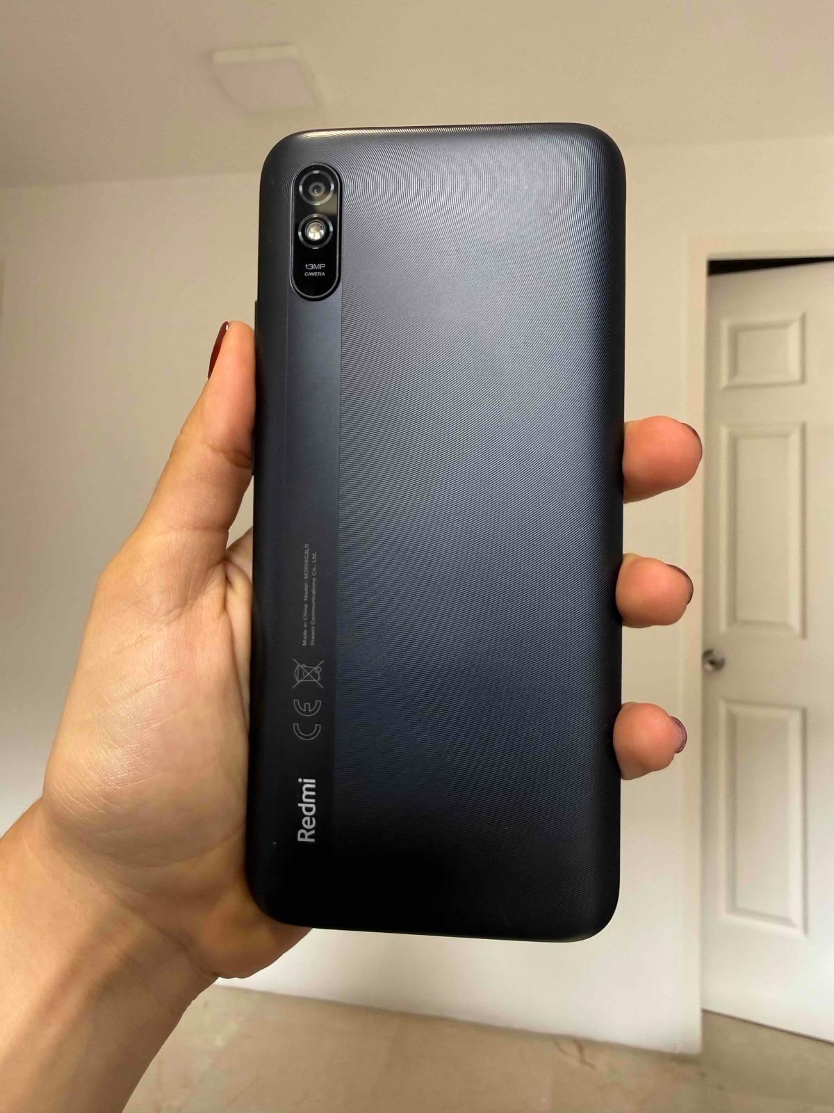 Smartphone Redmi Negro con Funda Azul, foto 2 de 4