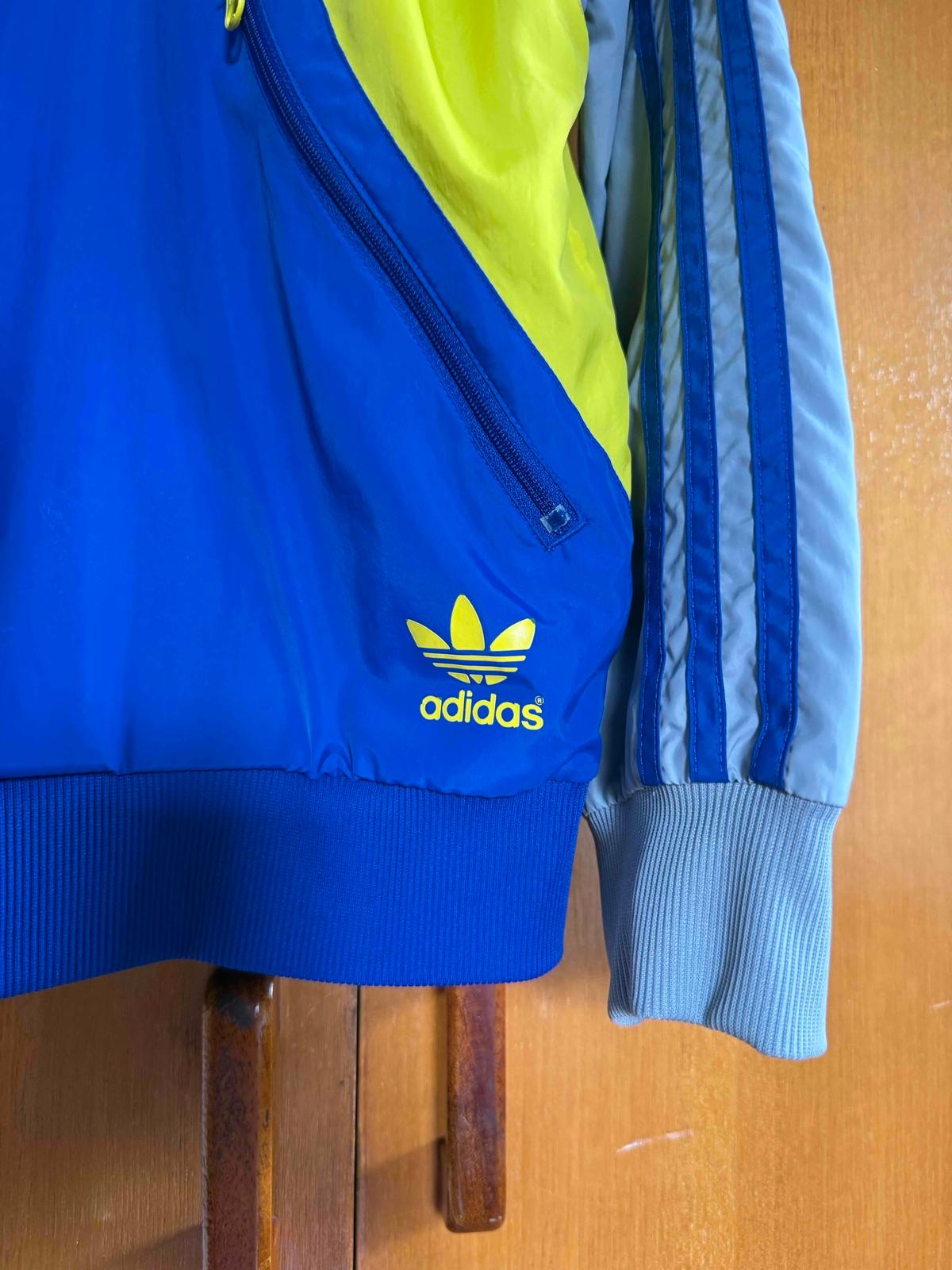 Chaqueta deportiva Adidas azul, amarillo y gris, foto 3 de 3