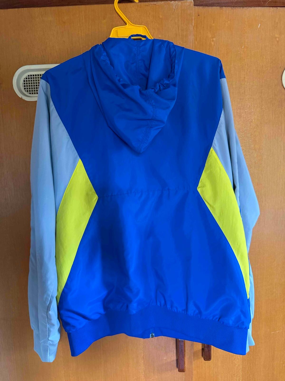 Chaqueta deportiva Adidas azul, amarillo y gris, foto 2 de 3
