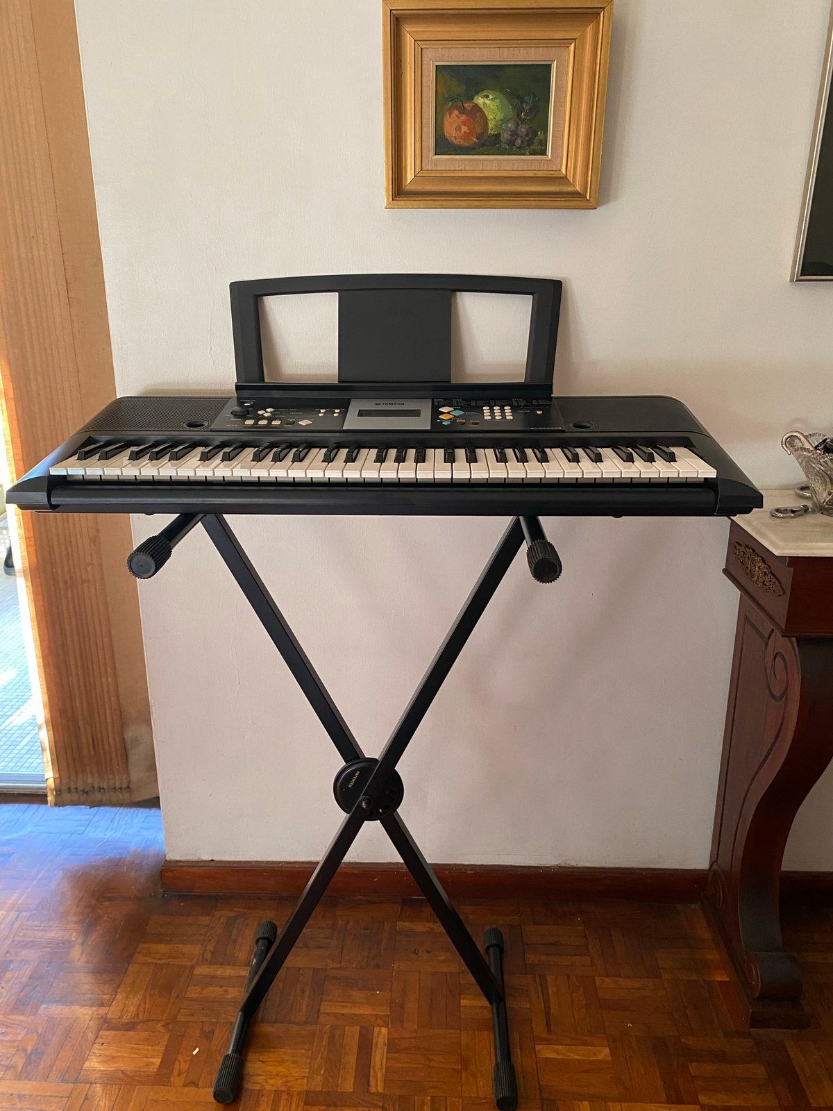 Teclado musical Yamaha con soporte y funda RockBag, foto 2 de 3