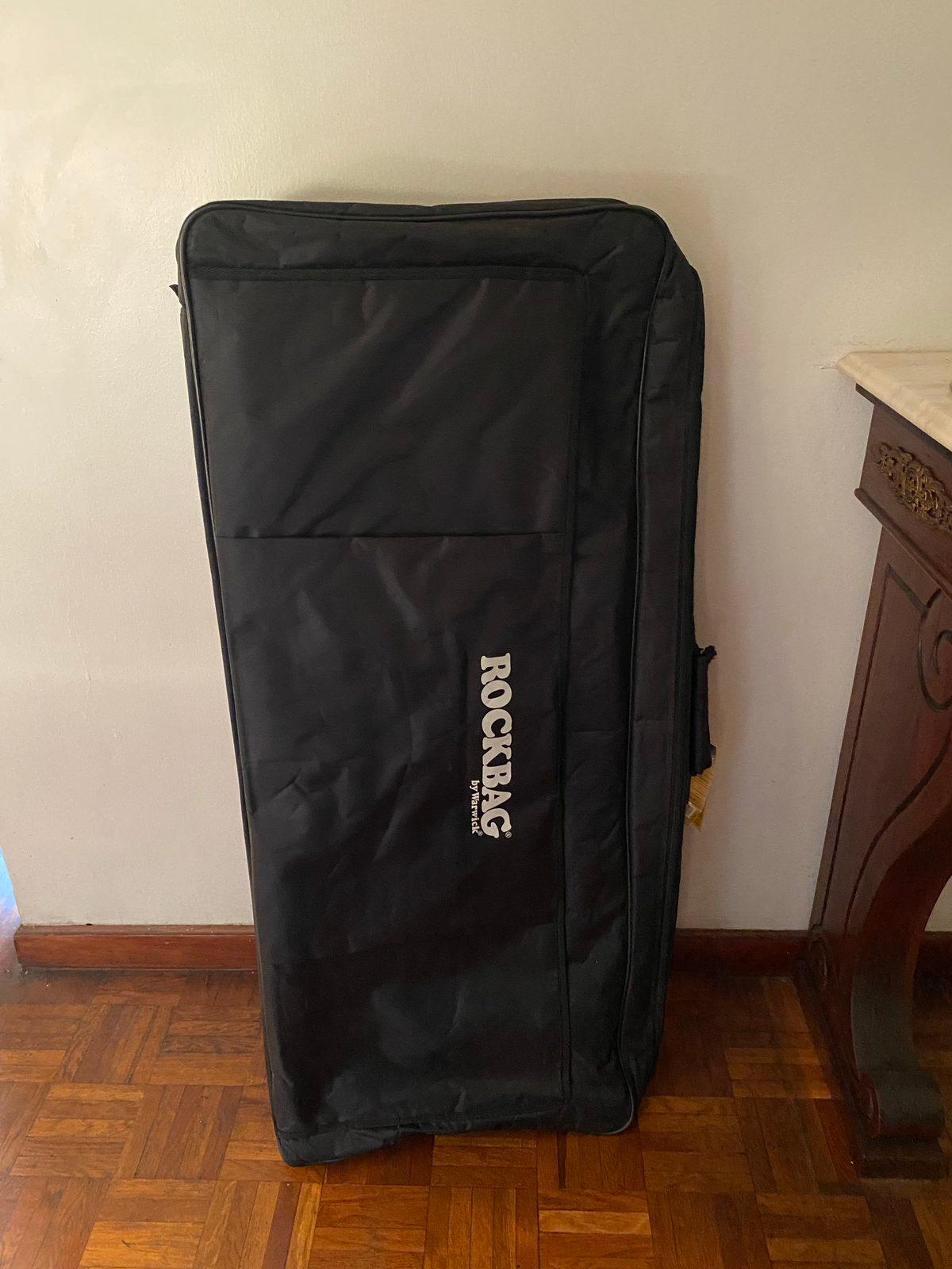 Teclado musical Yamaha con soporte y funda RockBag, foto 3 de 3