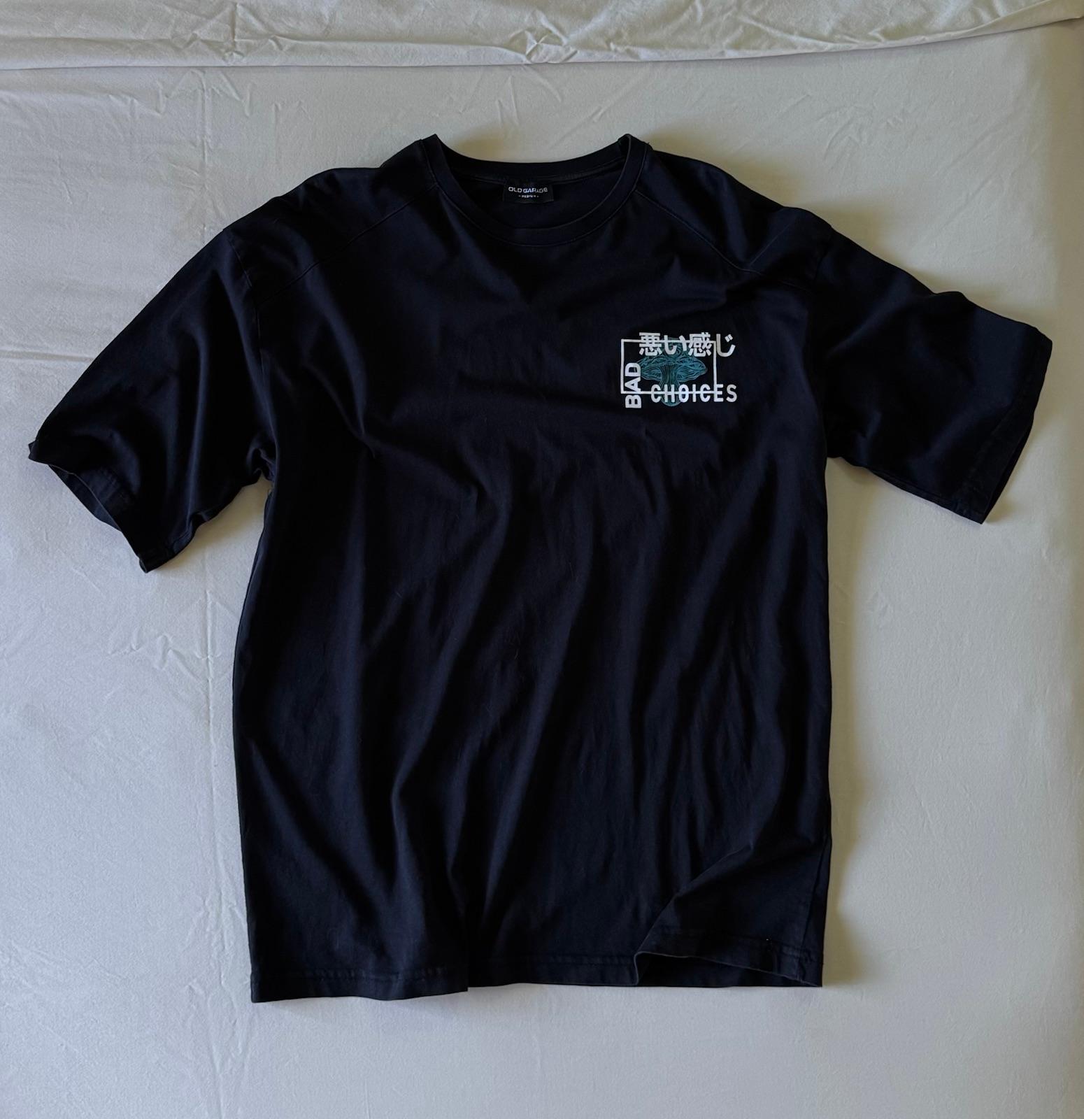 Camiseta negra estilo urbano con estampado gráfico, foto 2 de 2