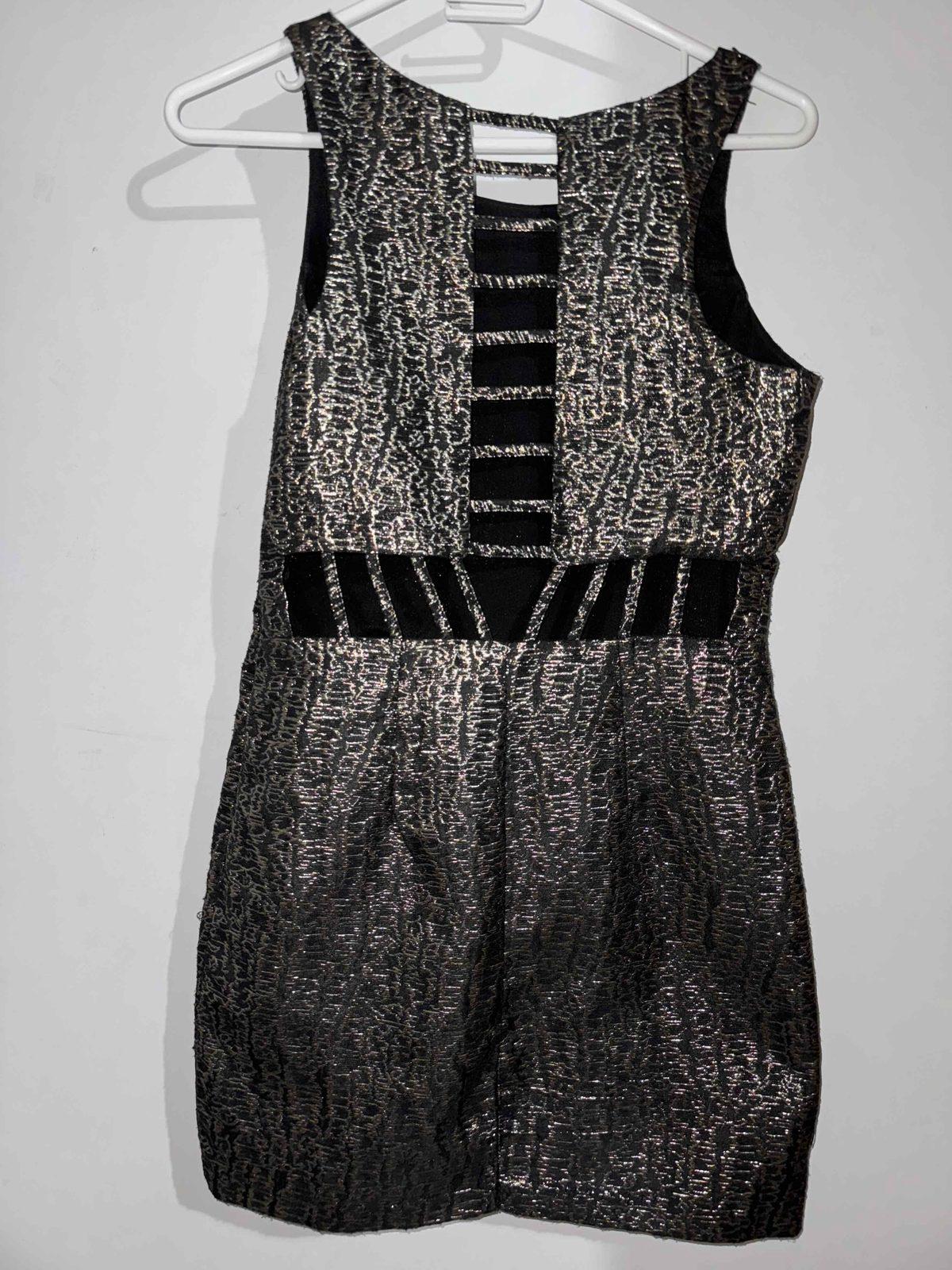Vestido corto sin mangas negro y dorado texturizado, foto 2 de 2