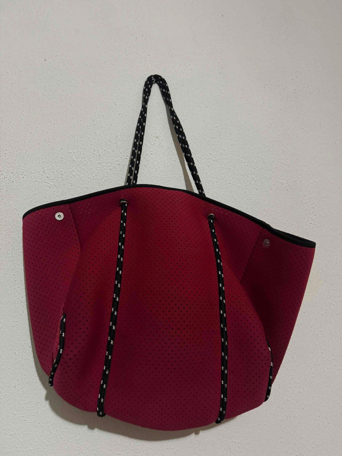 Bolso tote de neopreno rojo con asas de cuerda, foto 2 de 2