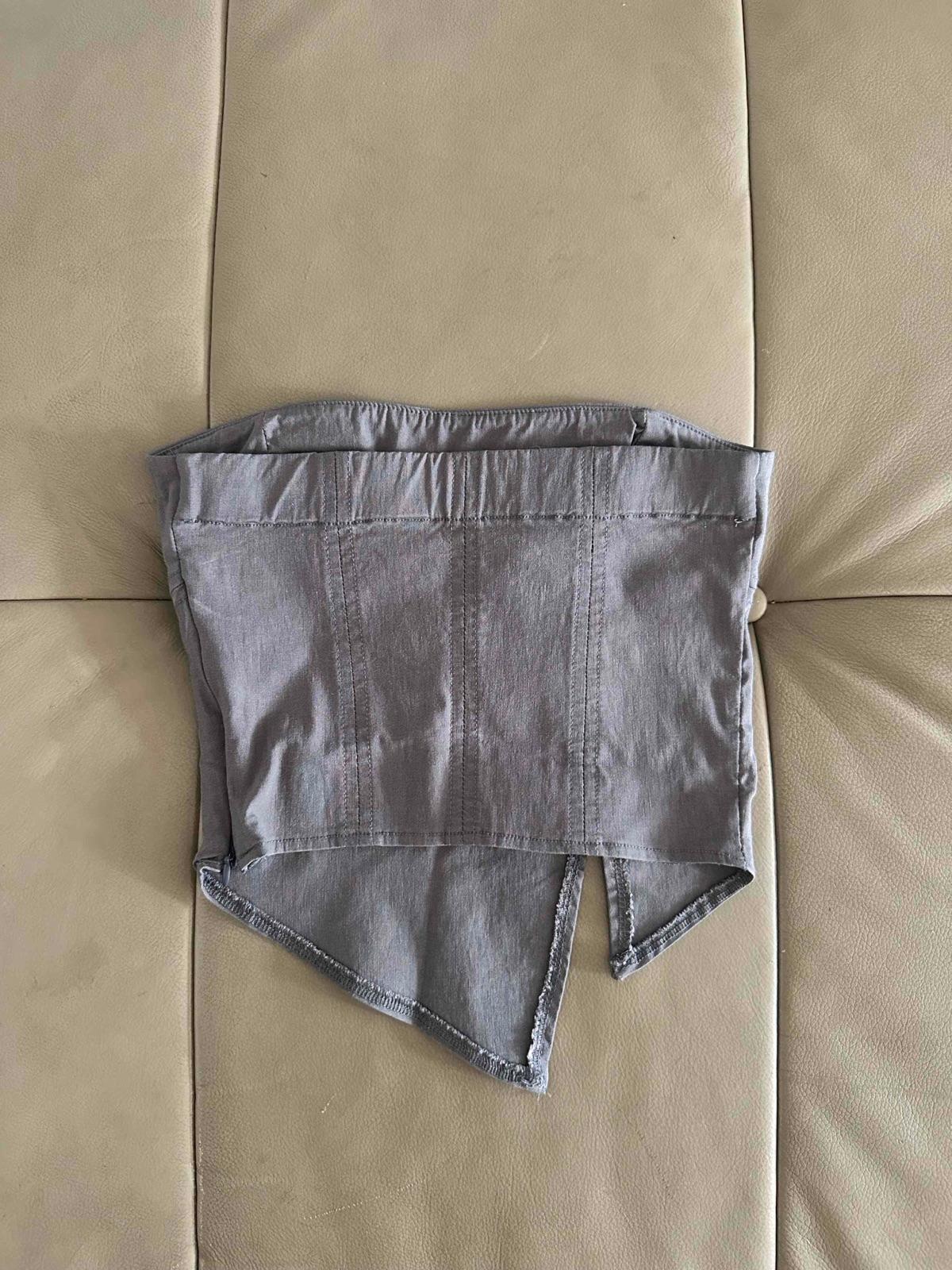 Top de Bershka Strapless Gris Asimétrico de Mujer, foto 2 de 2