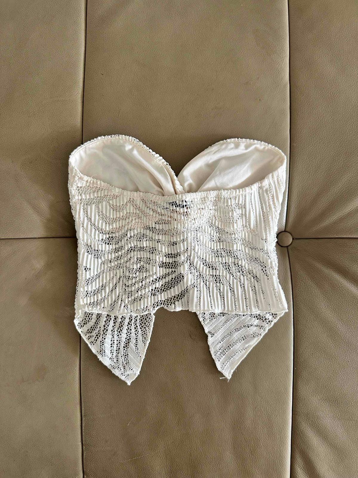 Top de Bershka strapless de encaje blanco con diseño texturizado, foto 2 de 2
