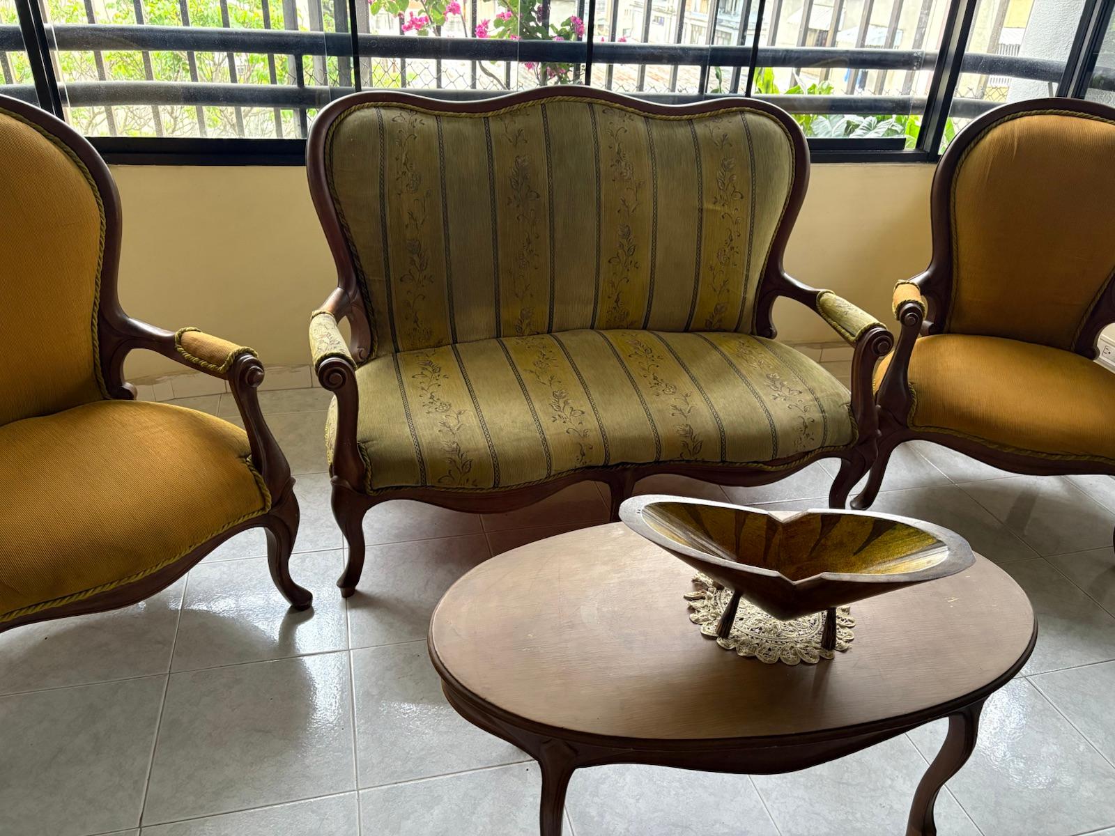 Juego de sala vintage de madera y tela, foto 4 de 4