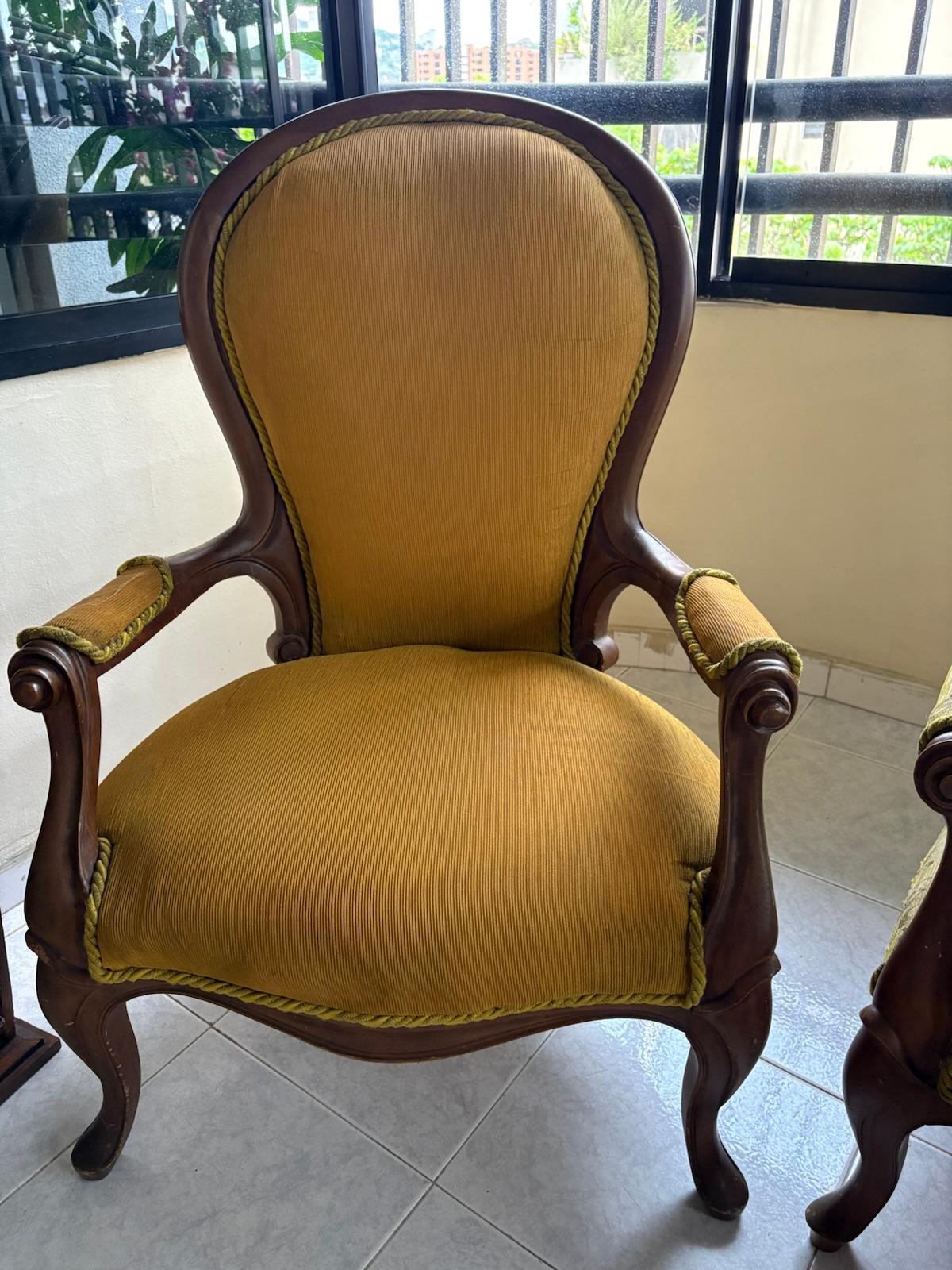 Juego de sala vintage de madera y tela, foto 3 de 4