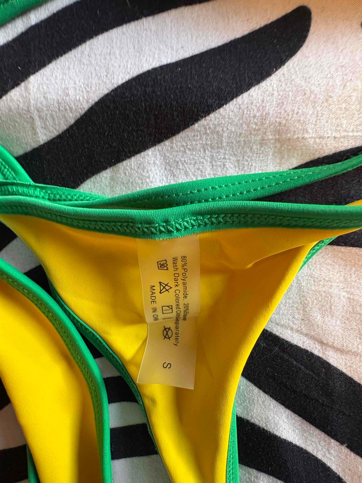 Traje de baño de dos piezas amarillo y verde con camisa de malla, foto 4 de 4