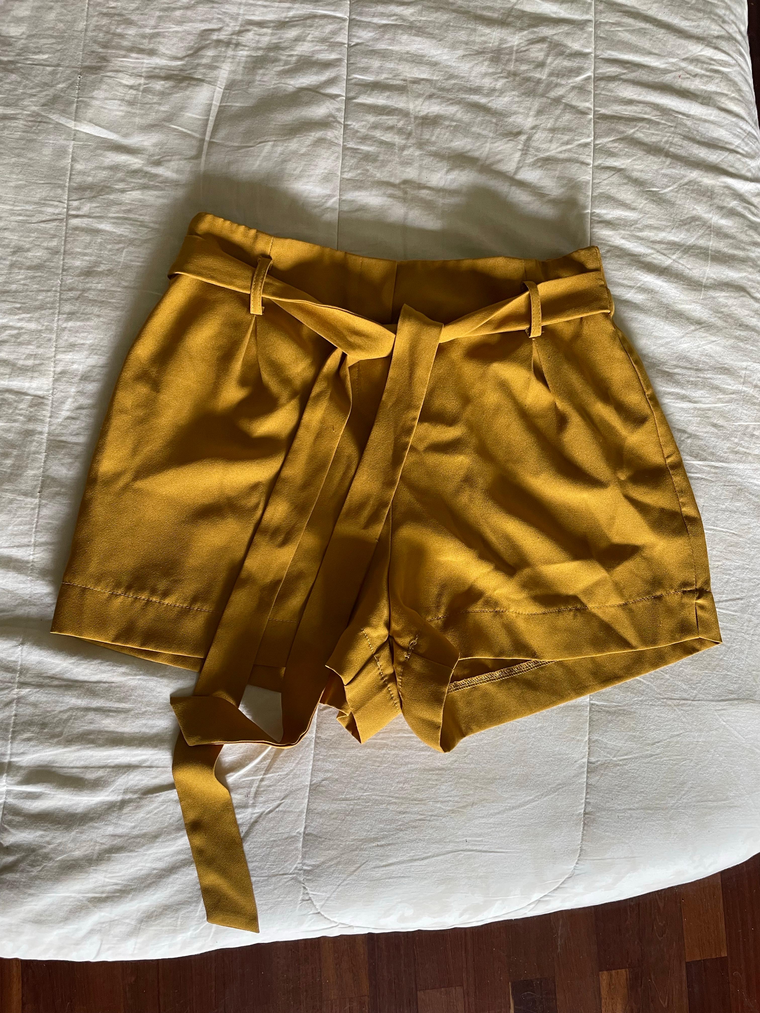 SHORT AMARILLO CORTO, foto 2 de 3
