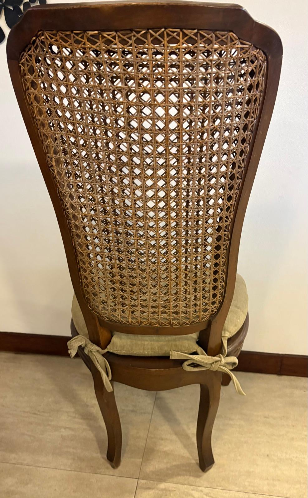 Silla de madera con respaldo de mimbre y cojín, foto 2 de 4