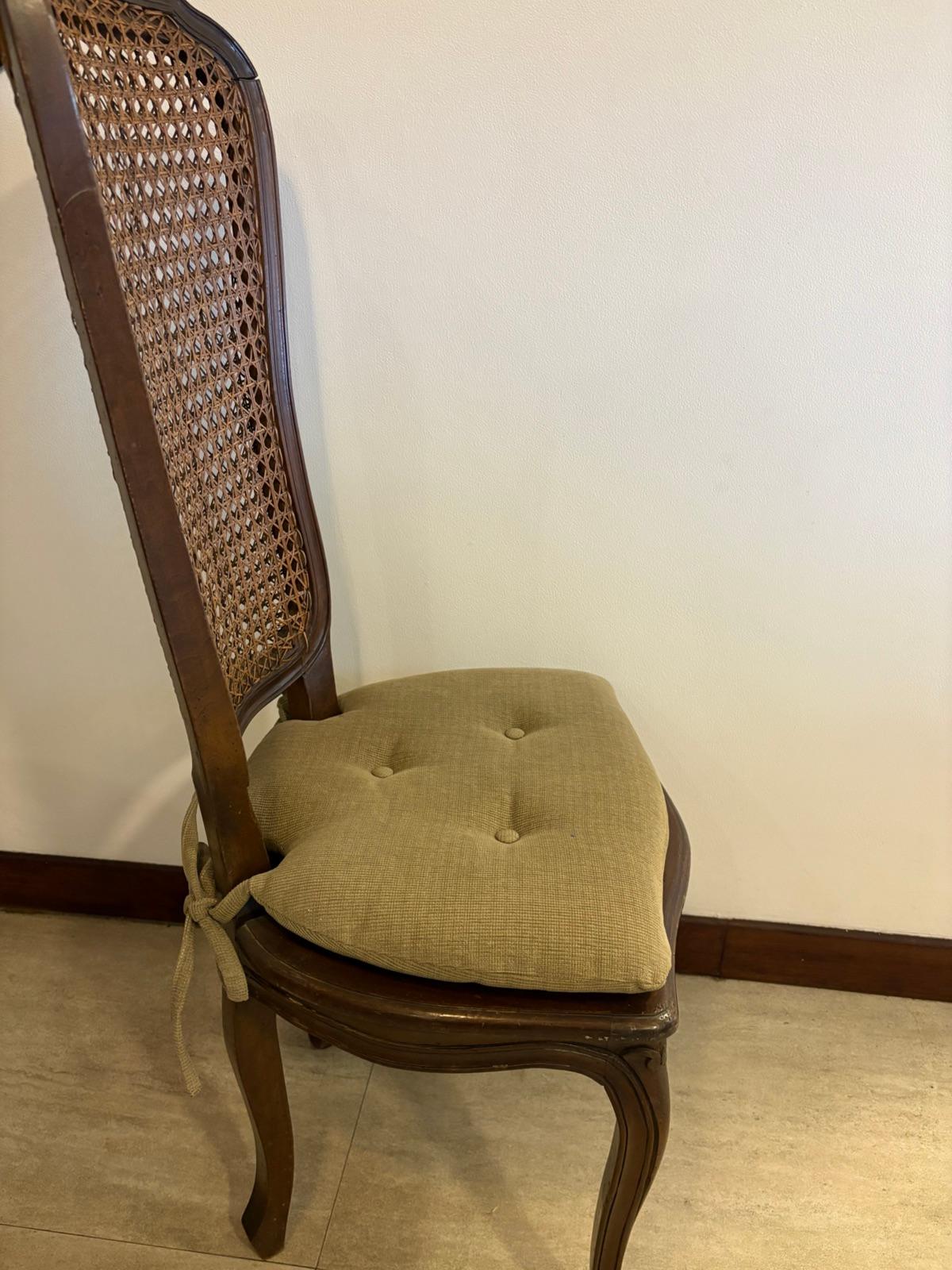 Silla de madera con respaldo de mimbre y cojín, foto 3 de 4