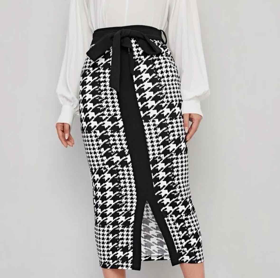 Falda estampada blanco y negro, foto 2 de 3