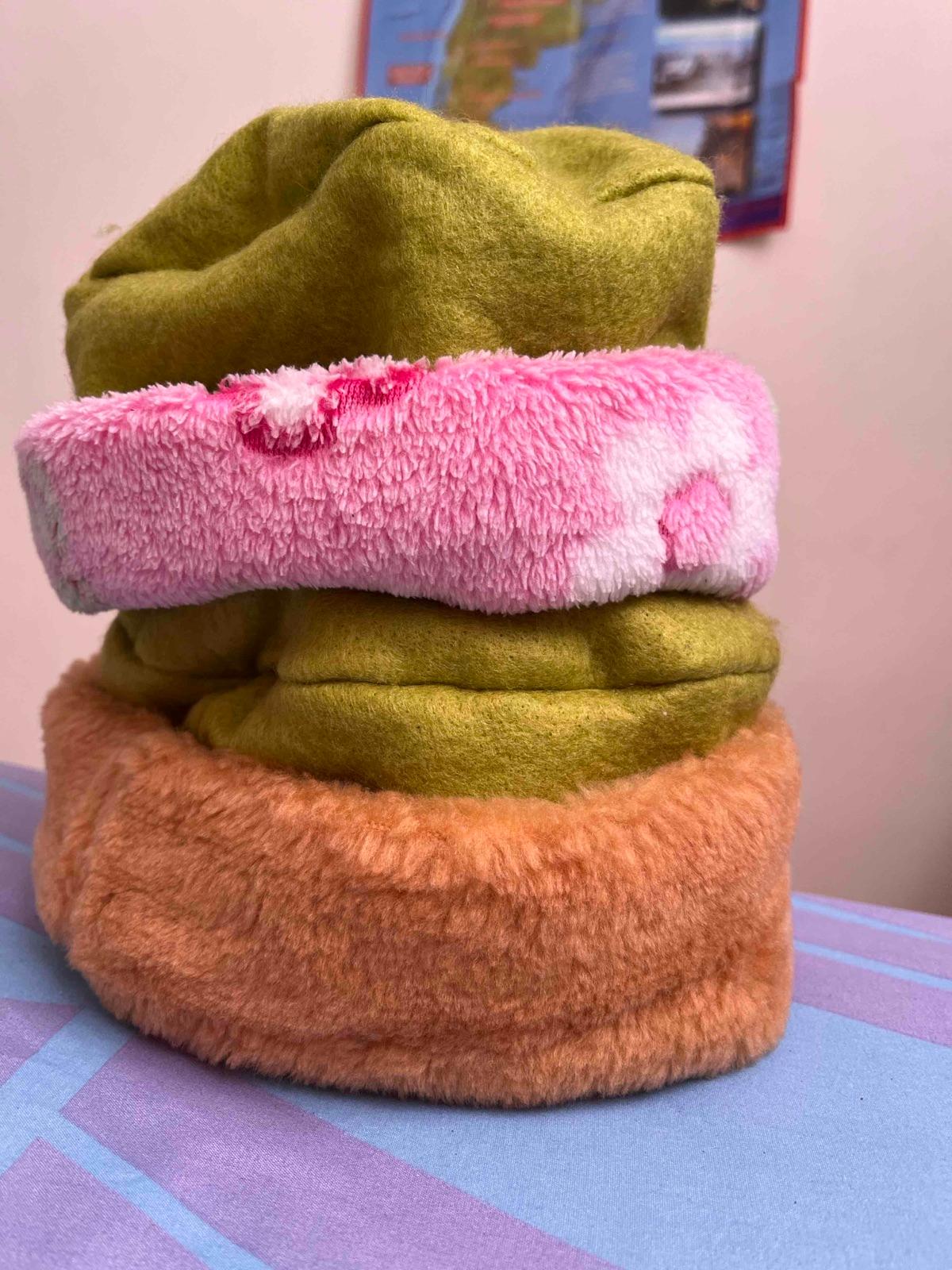 Gorro peluche bicolor verde y rosa, foto 3 de 4