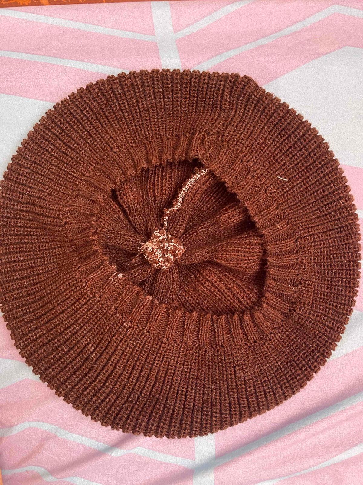 Boina tejida marrón, foto 2 de 2