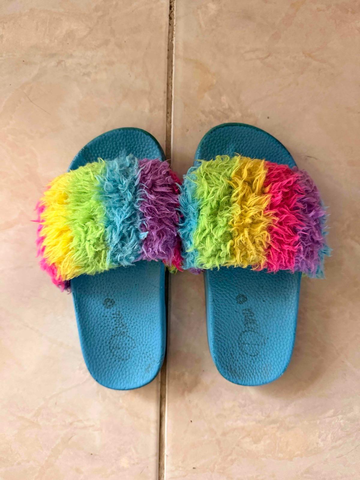 Sandalias de peluche multicolor para niños, foto 3 de 3