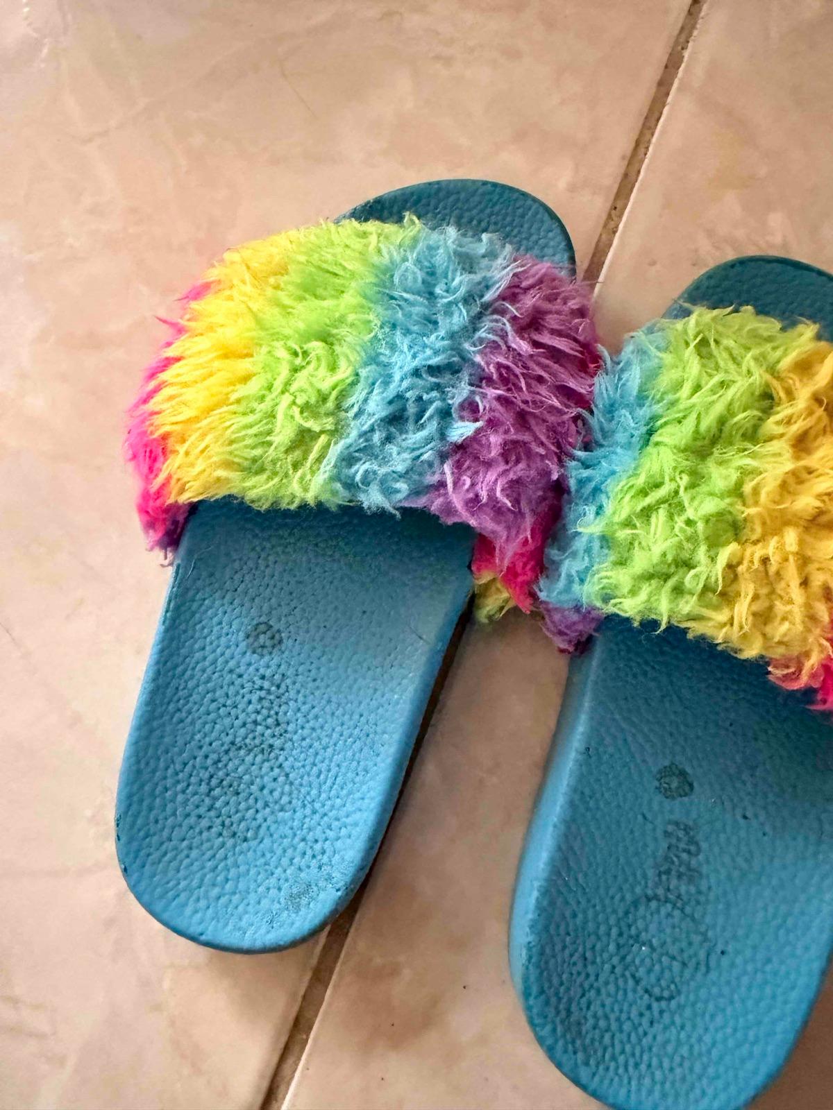 Sandalias de peluche multicolor para niños, foto 2 de 3