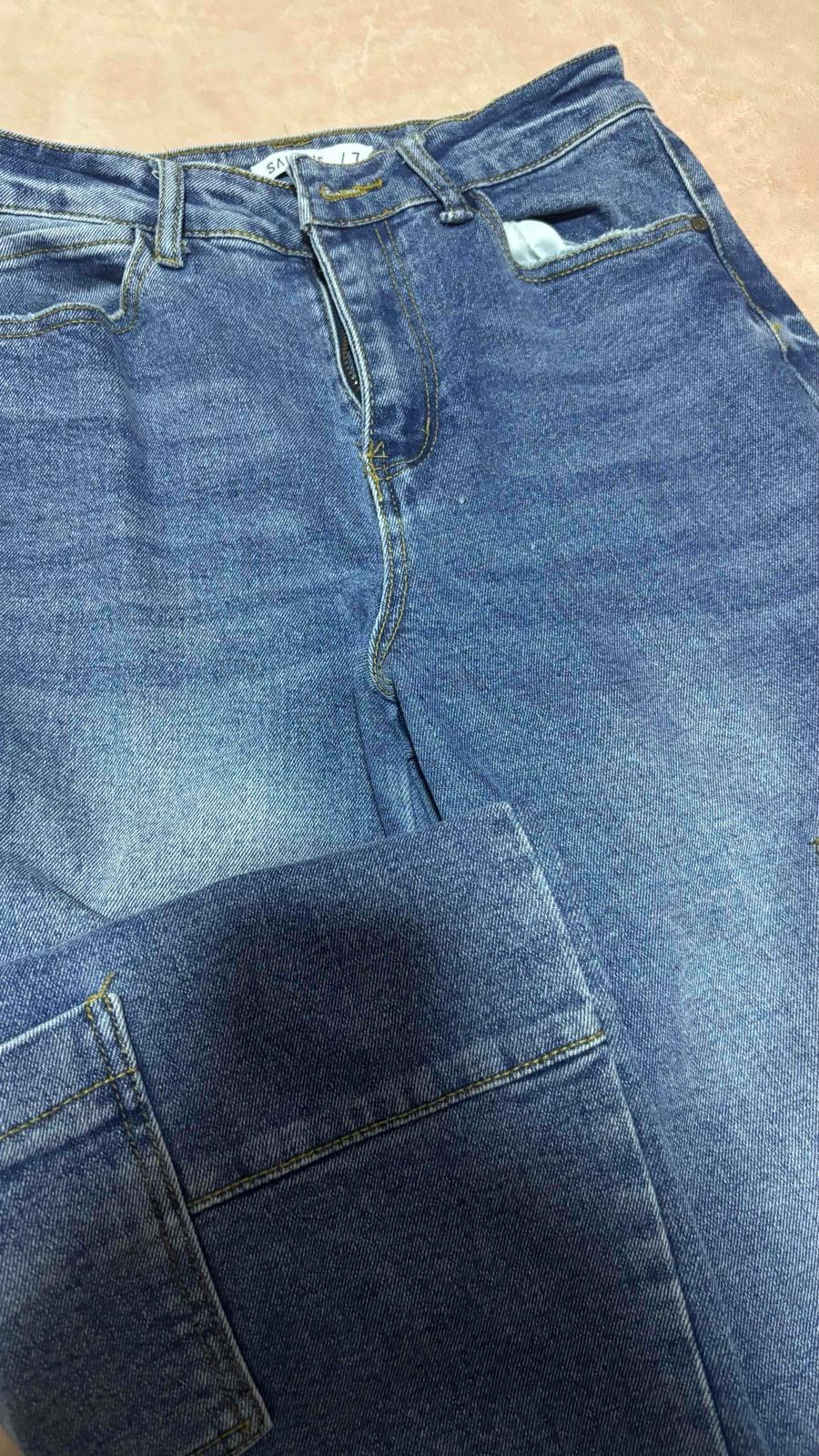 Jeans de mezclilla azul con bolsillos cargo marca Salvaje talla 7, foto 2 de 5