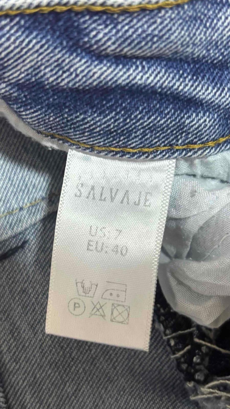 Jeans de mezclilla azul con bolsillos cargo marca Salvaje talla 7, foto 4 de 5
