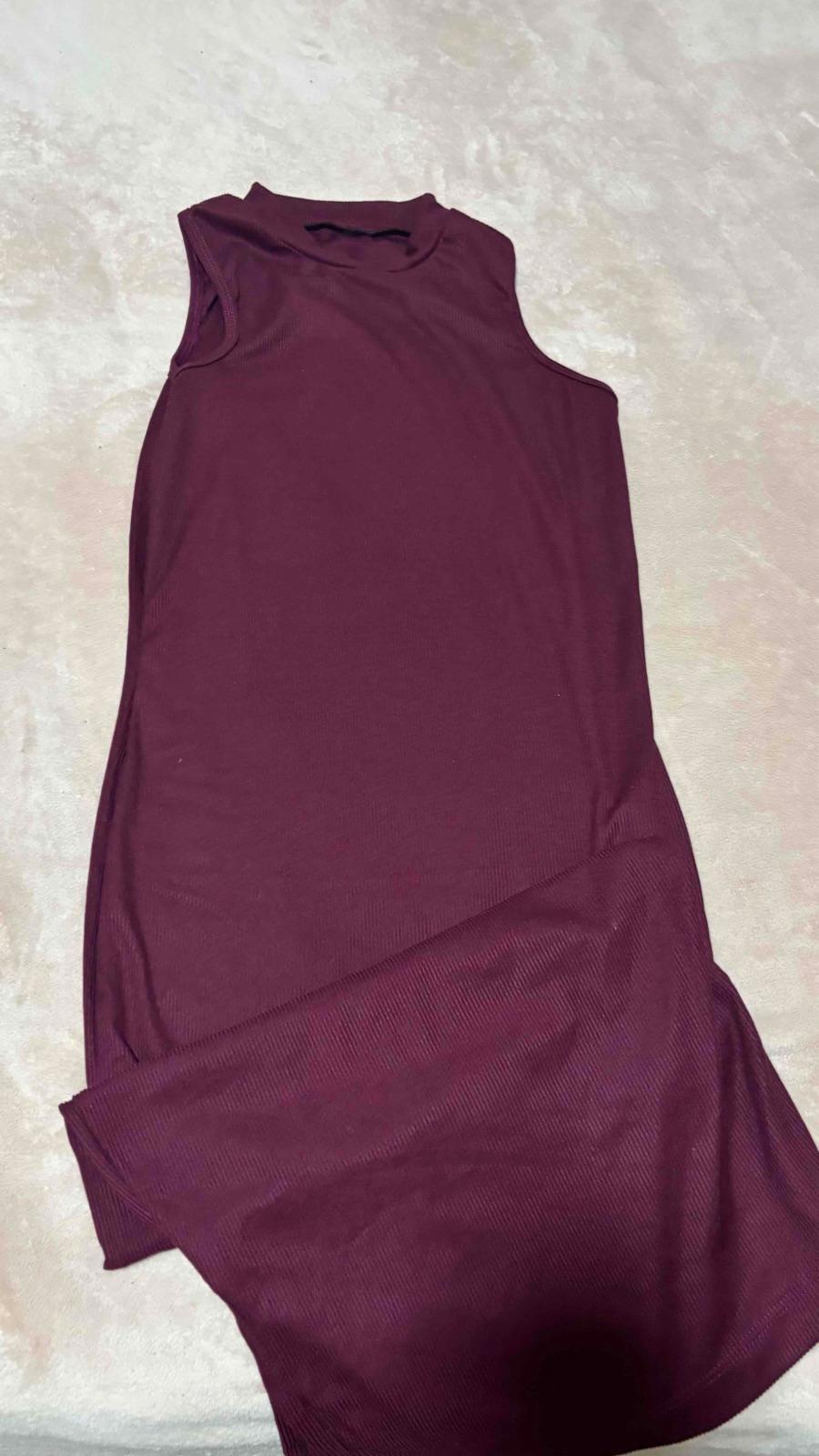 Vestido largo color vino de cuello alto, foto 2 de 2