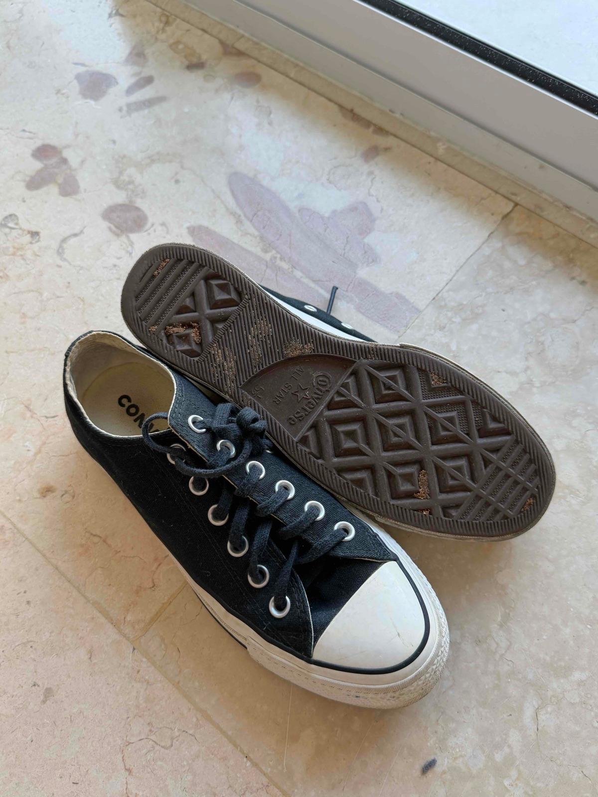 Zapatos Converse negros, foto 2 de 4