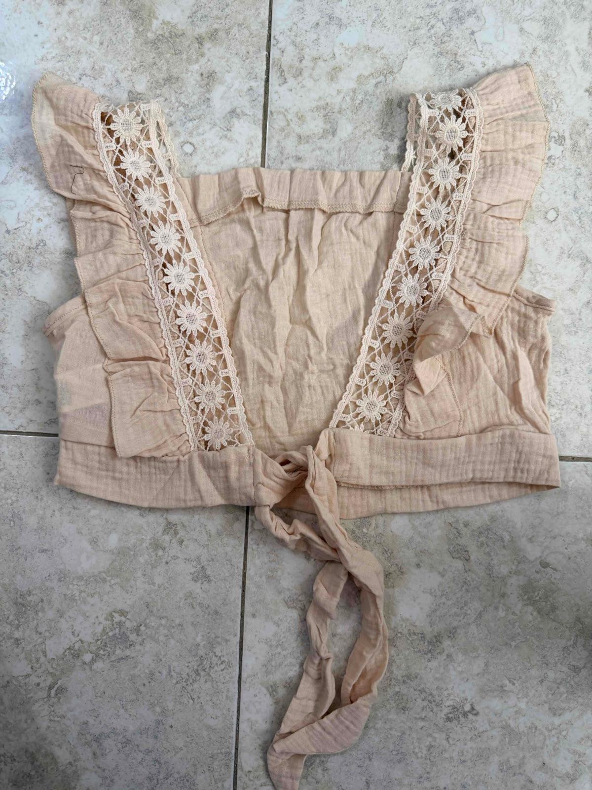 Crop top beige con encaje y volantes, foto 2 de 3