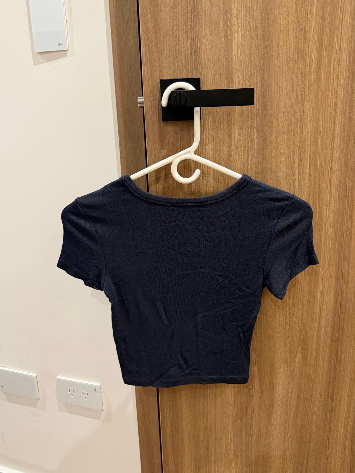 Top cropped negro de manga corta Zara, foto 2 de 2