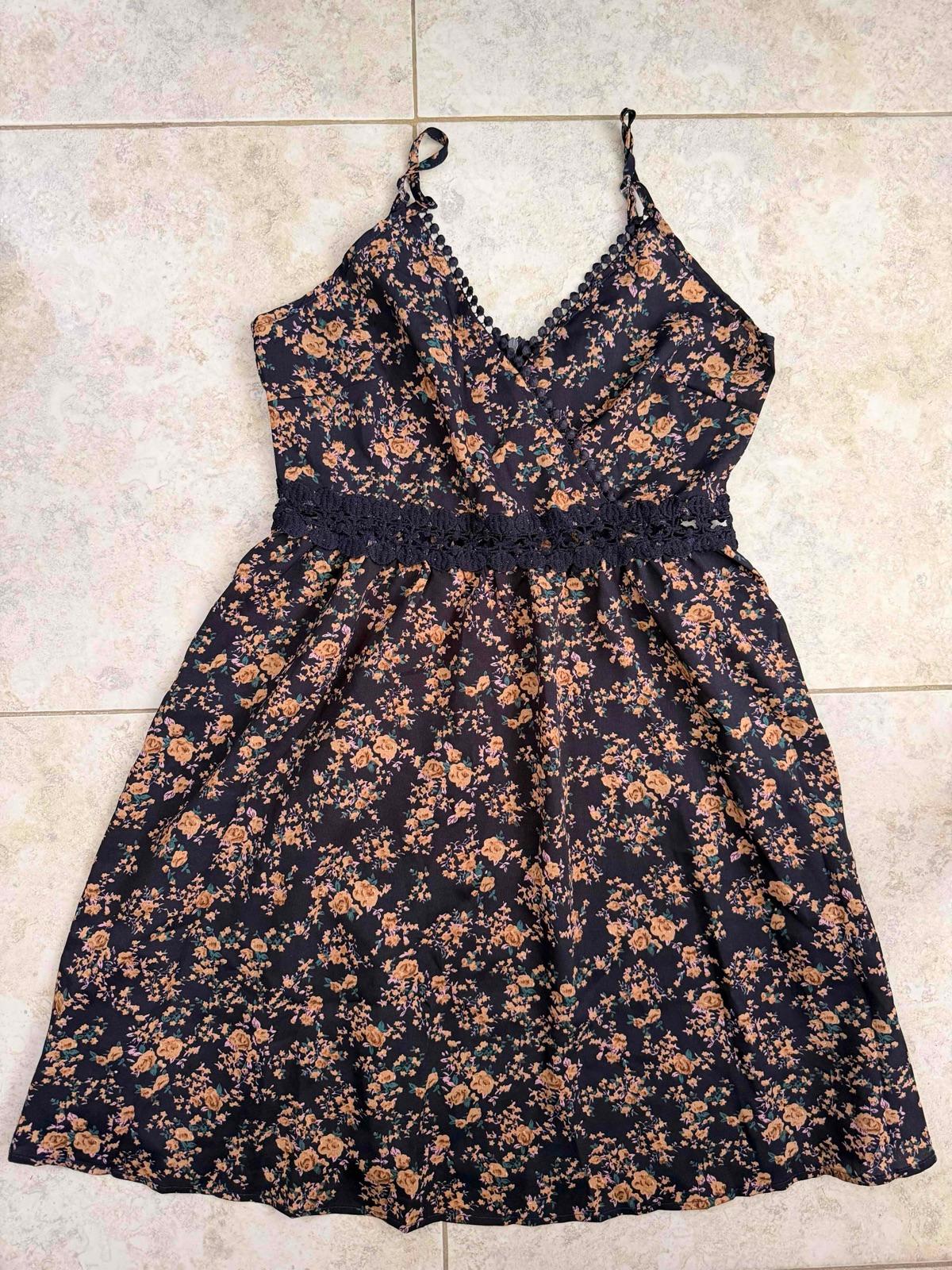 Vestido floreado corto con tirantes, foto 2 de 3
