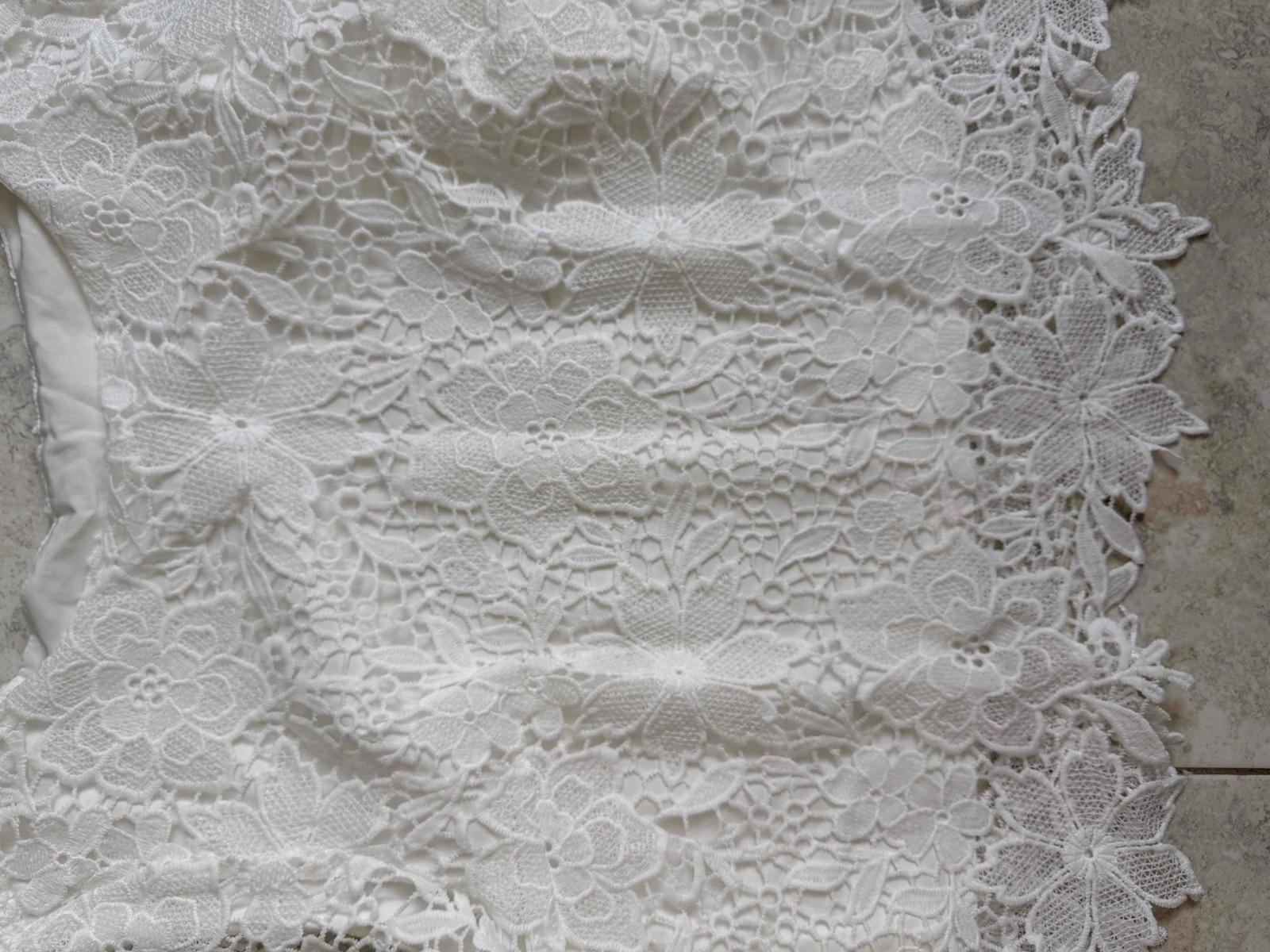 Blusa blanca de encaje con diseño floral, foto 2 de 2
