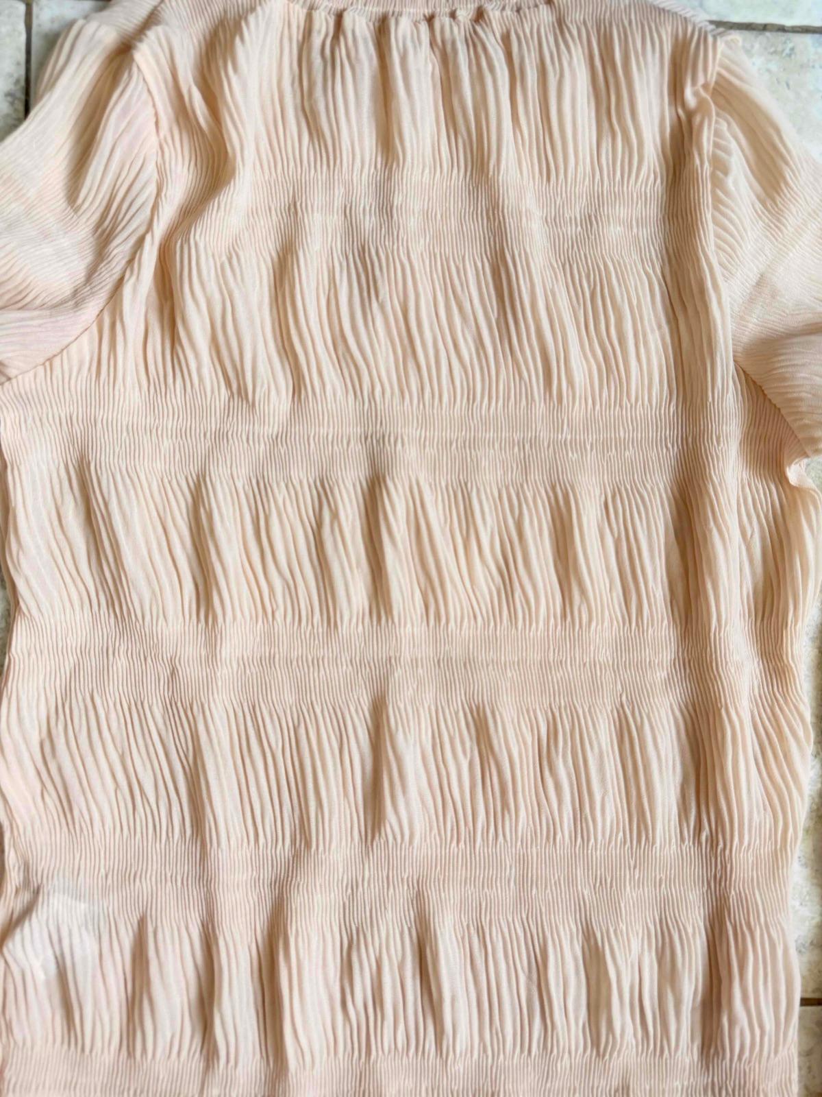 Blusa color melocotón plisada manga larga, foto 2 de 2