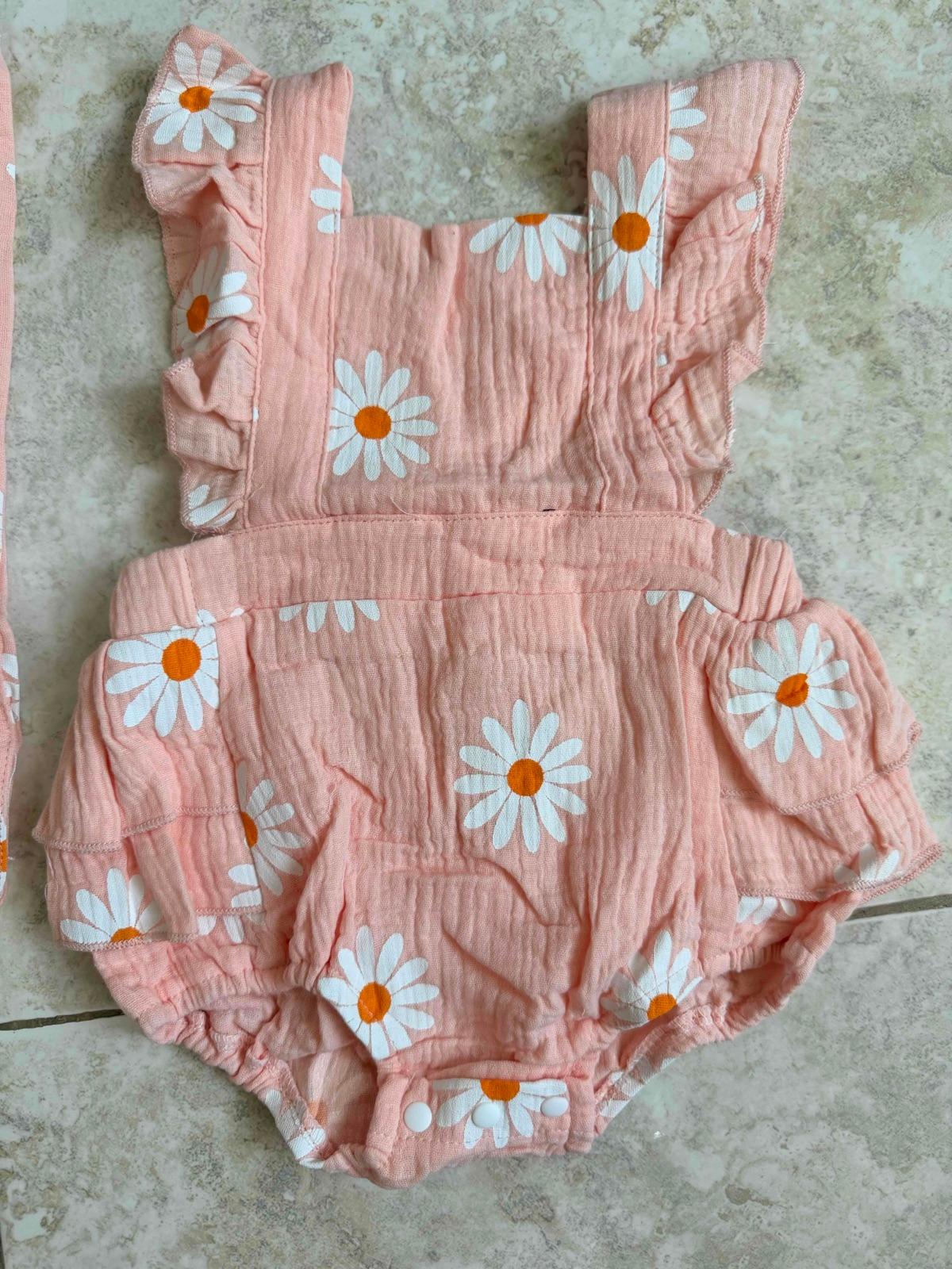 Mameluco rosado de bebé con estampado de margaritas y cinta, foto 3 de 3