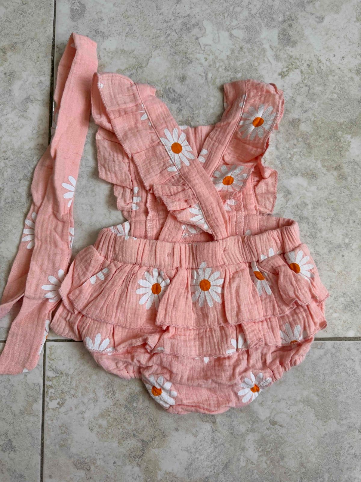 Mameluco rosado de bebé con estampado de margaritas y cinta, foto 2 de 3