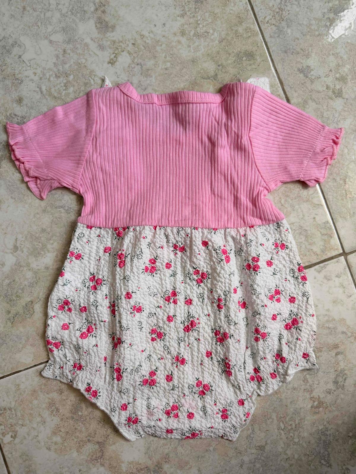 Mameluco rosado de bebé con diseño floral y lazo, foto 2 de 2