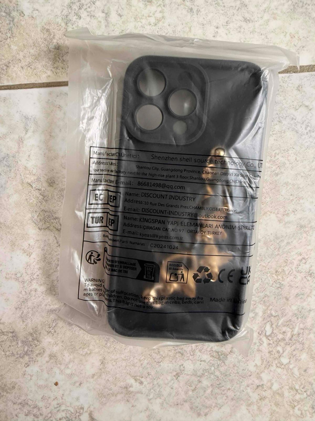 Forro para IPhone 16 PRO negro con cadena de mariposas, foto 3 de 3