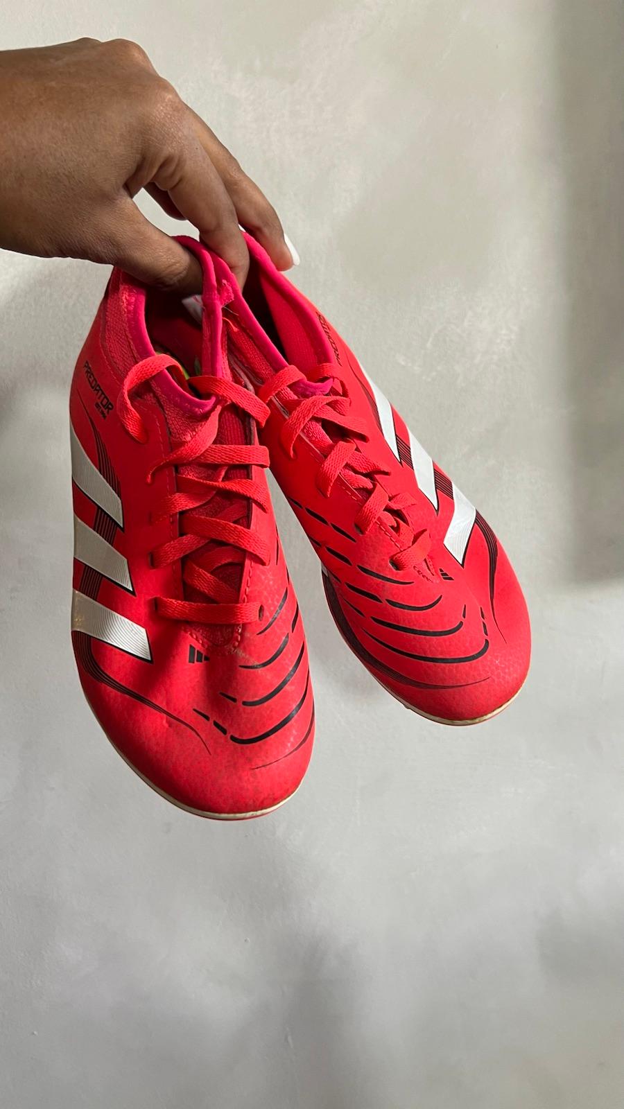 Zapatos de fútbol Adidas Predator rojos, foto 2 de 3