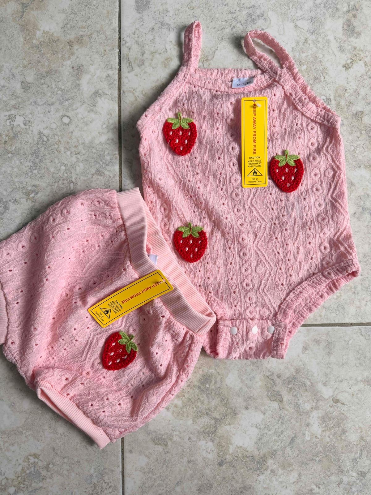 Conjunto rosa de body y short con diseño de fresas, foto 2 de 3