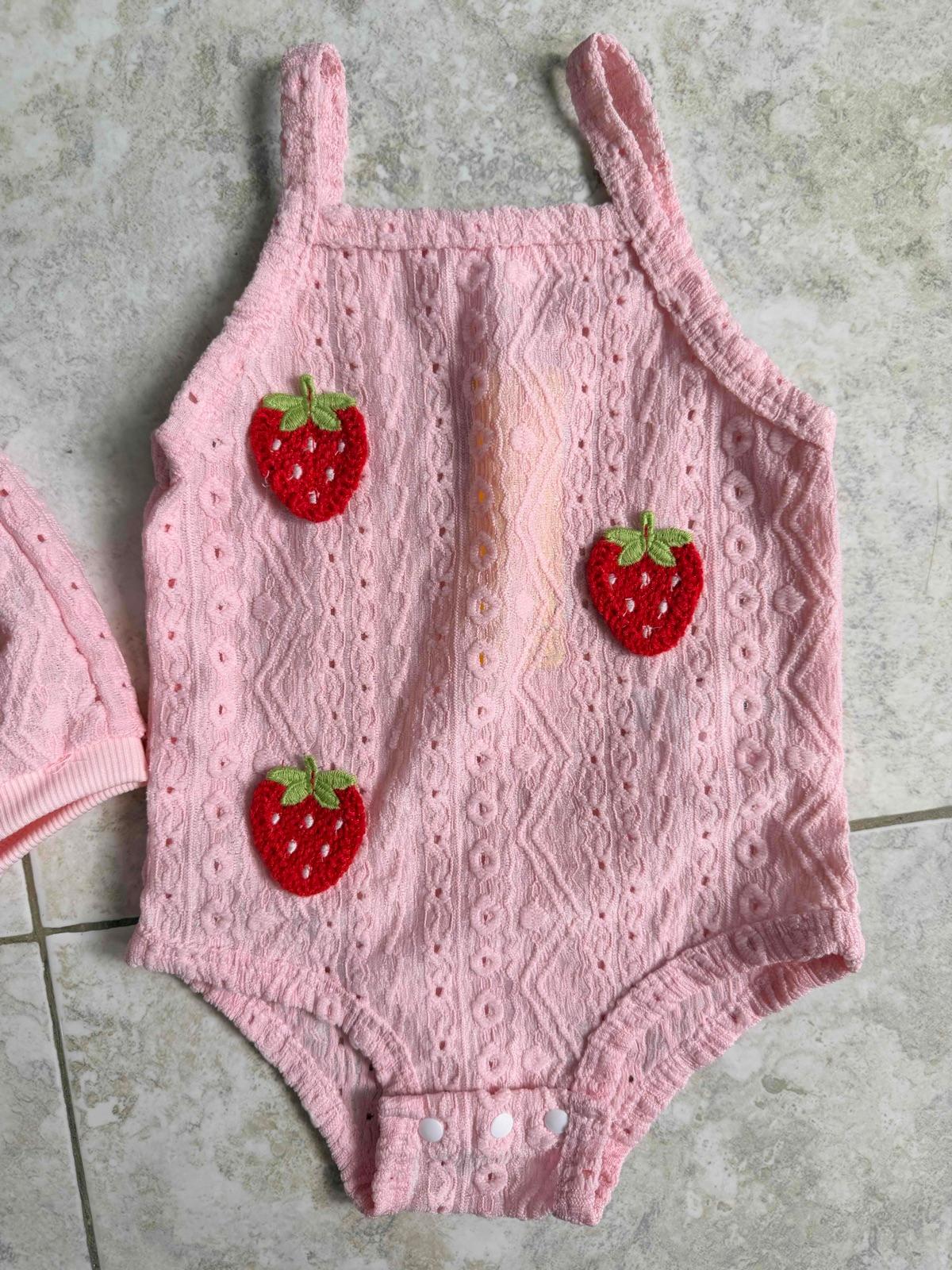 Conjunto rosa de body y short con diseño de fresas, foto 3 de 3