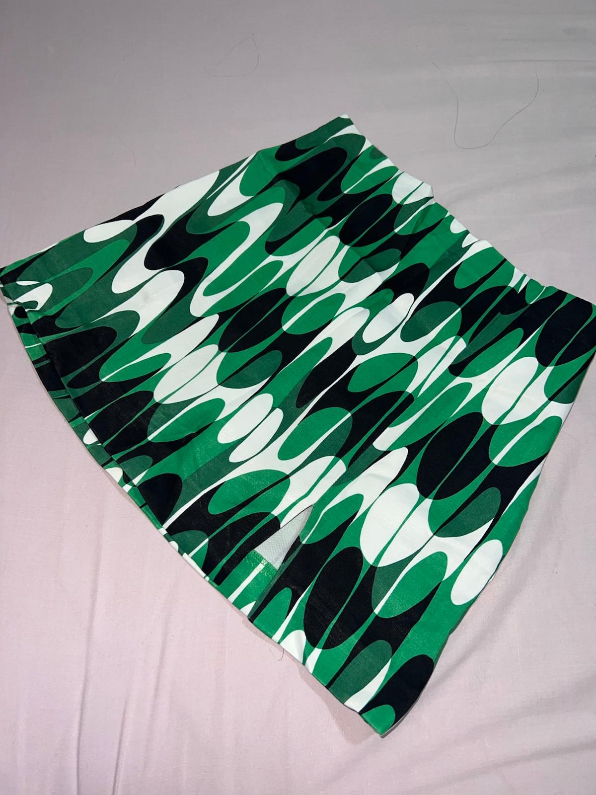 Falda corta Zara estampada verde y negra, foto 5 de 5