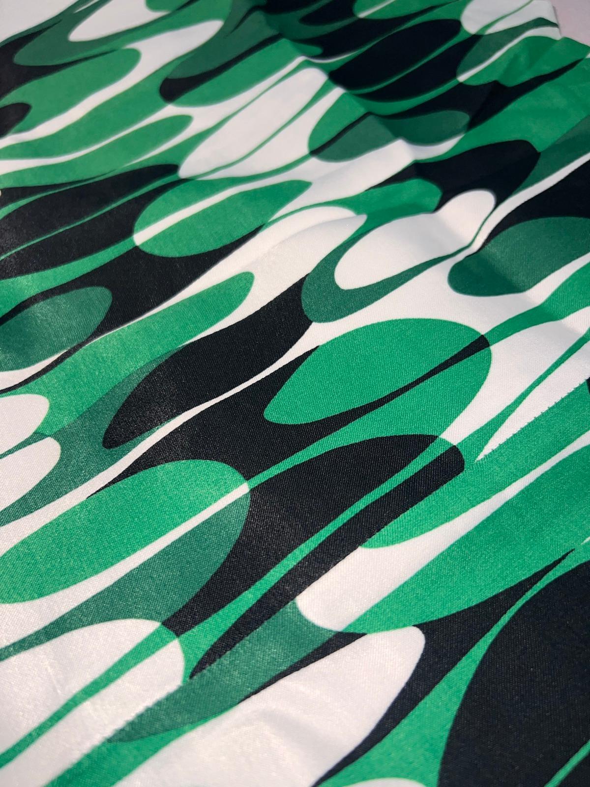 Falda corta Zara estampada verde y negra, foto 2 de 5