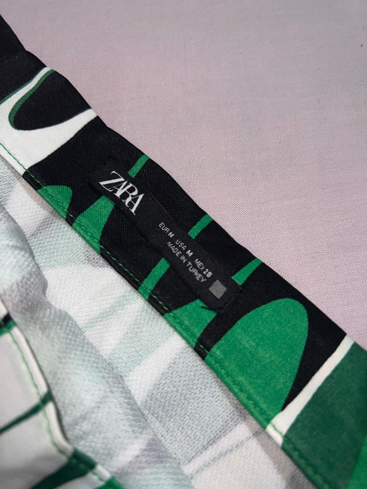 Falda corta Zara estampada verde y negra, foto 3 de 5