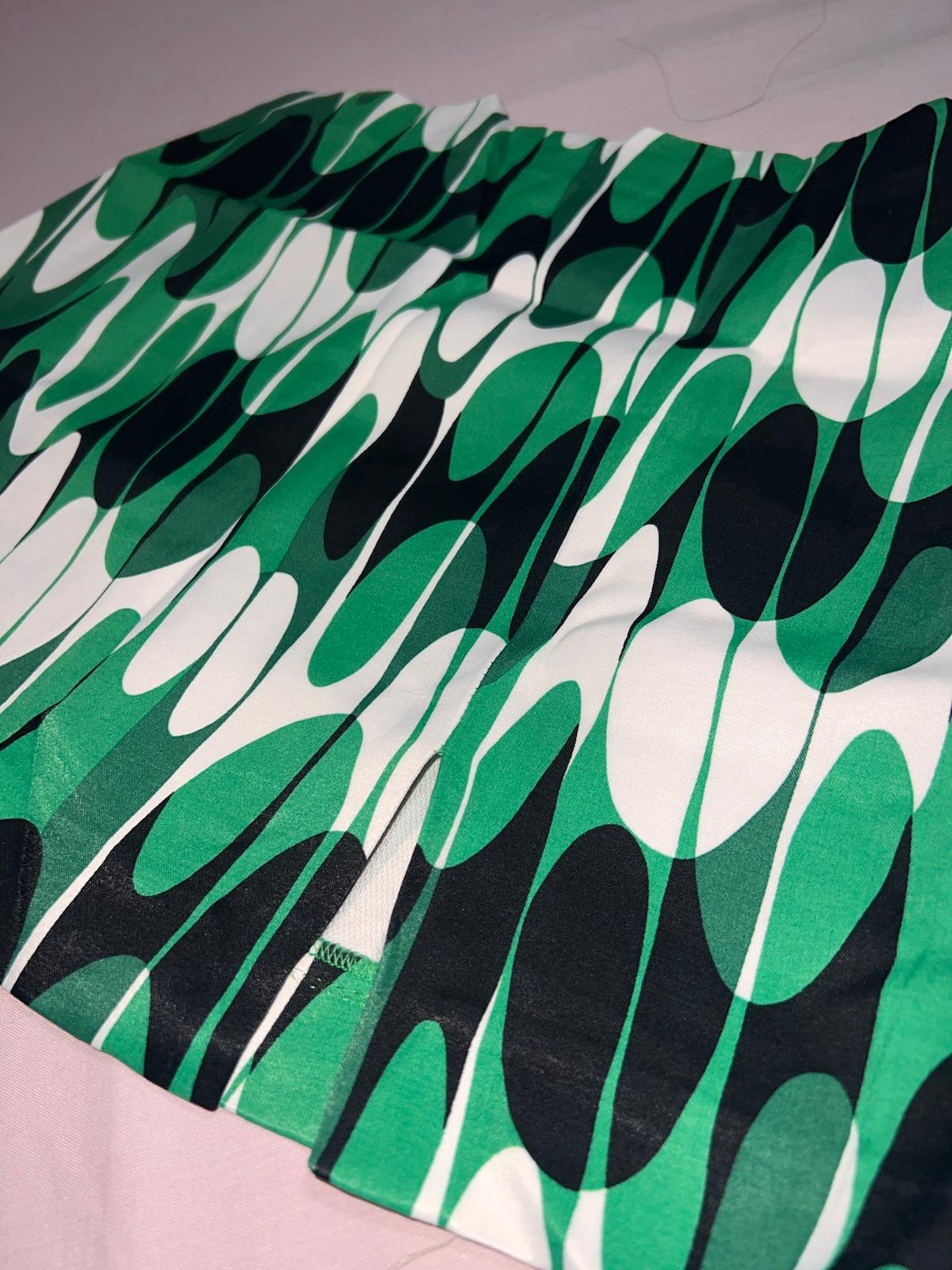 Falda corta Zara estampada verde y negra, foto 4 de 5