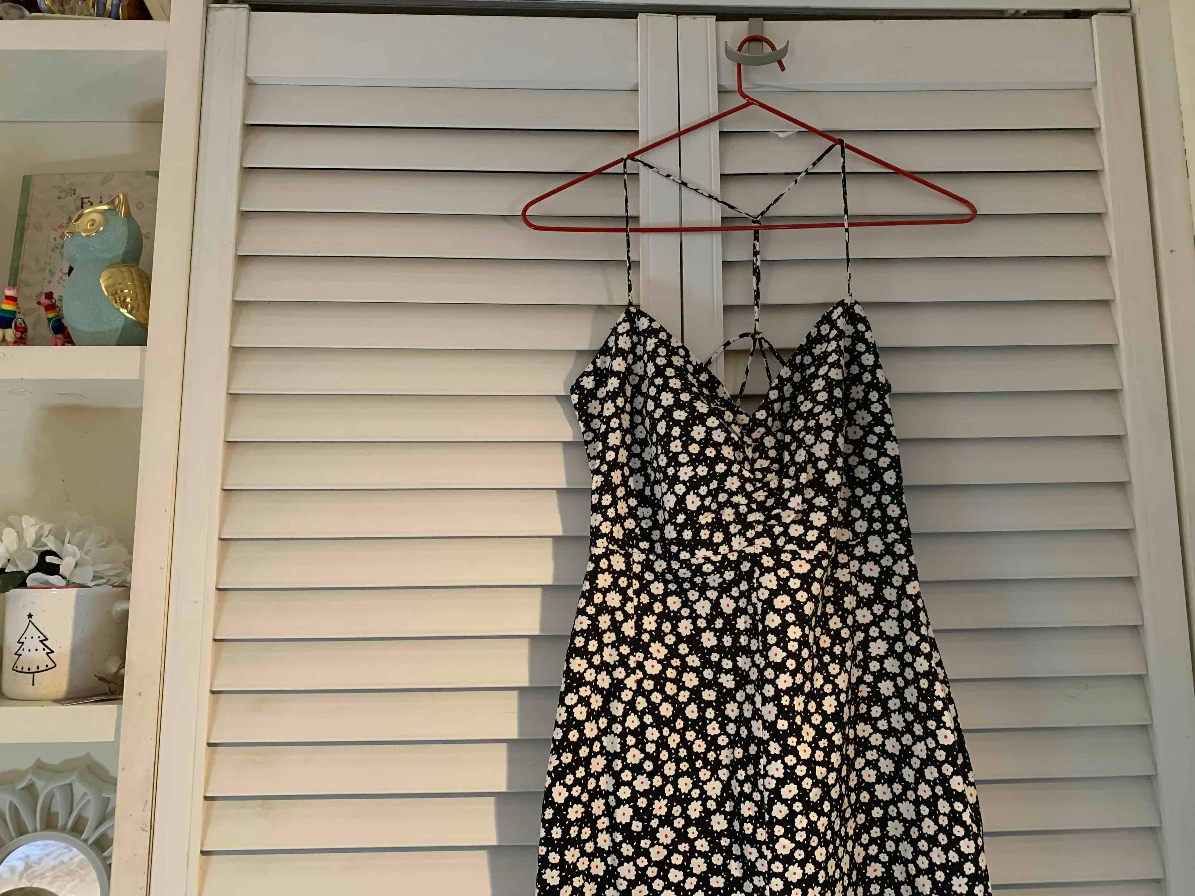 Vestido de negro con flores blancas, foto 3 de 3