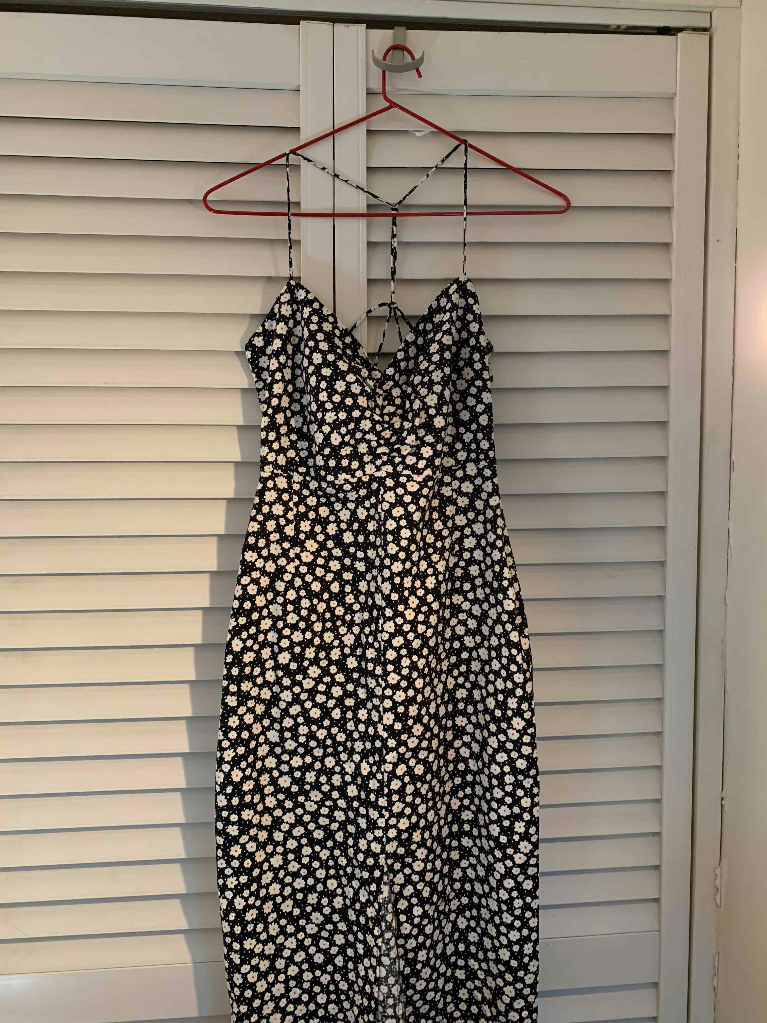 Vestido de negro con flores blancas, foto 2 de 3