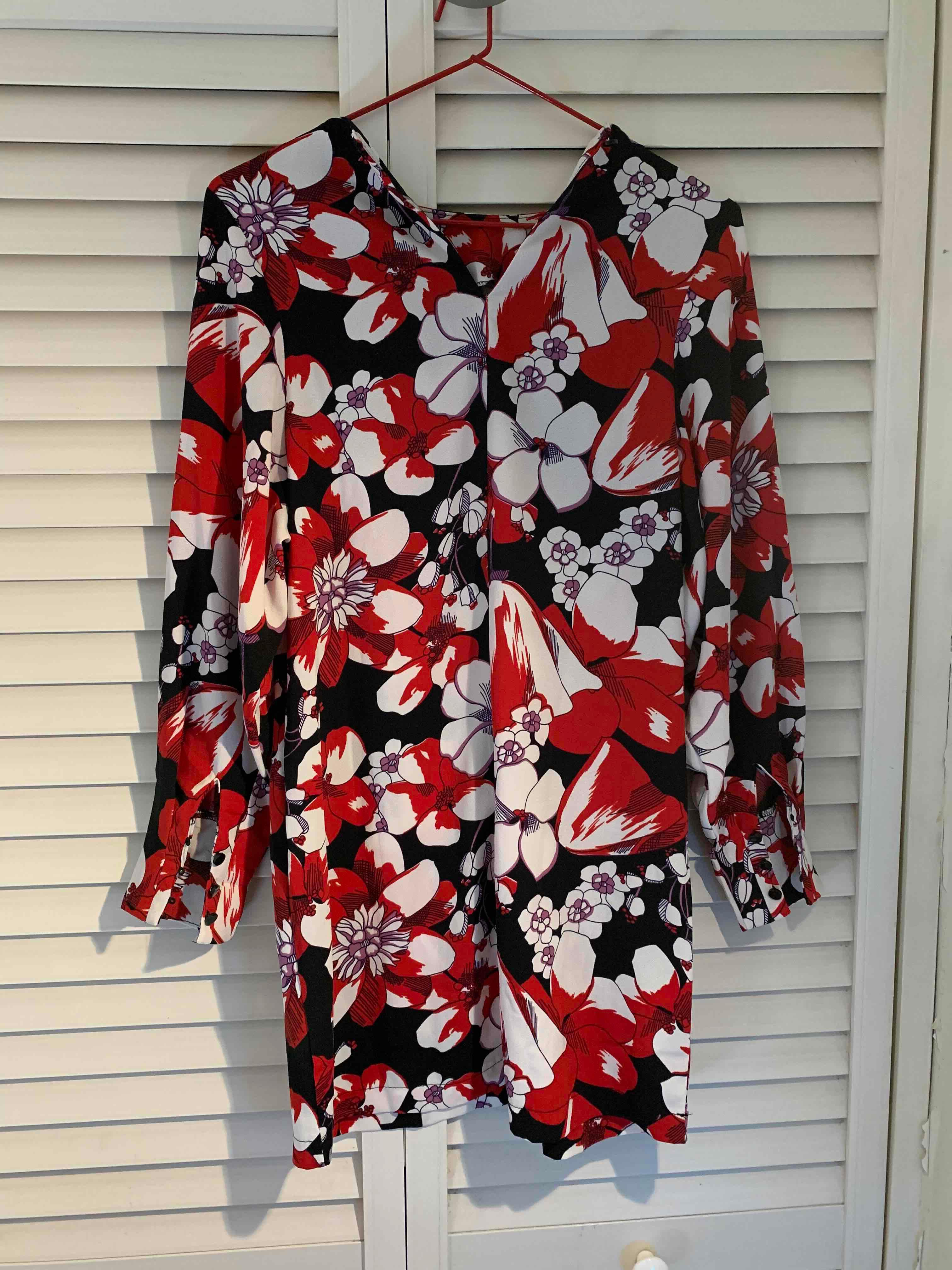 Vestido negro de flores rojas, foto 2 de 2